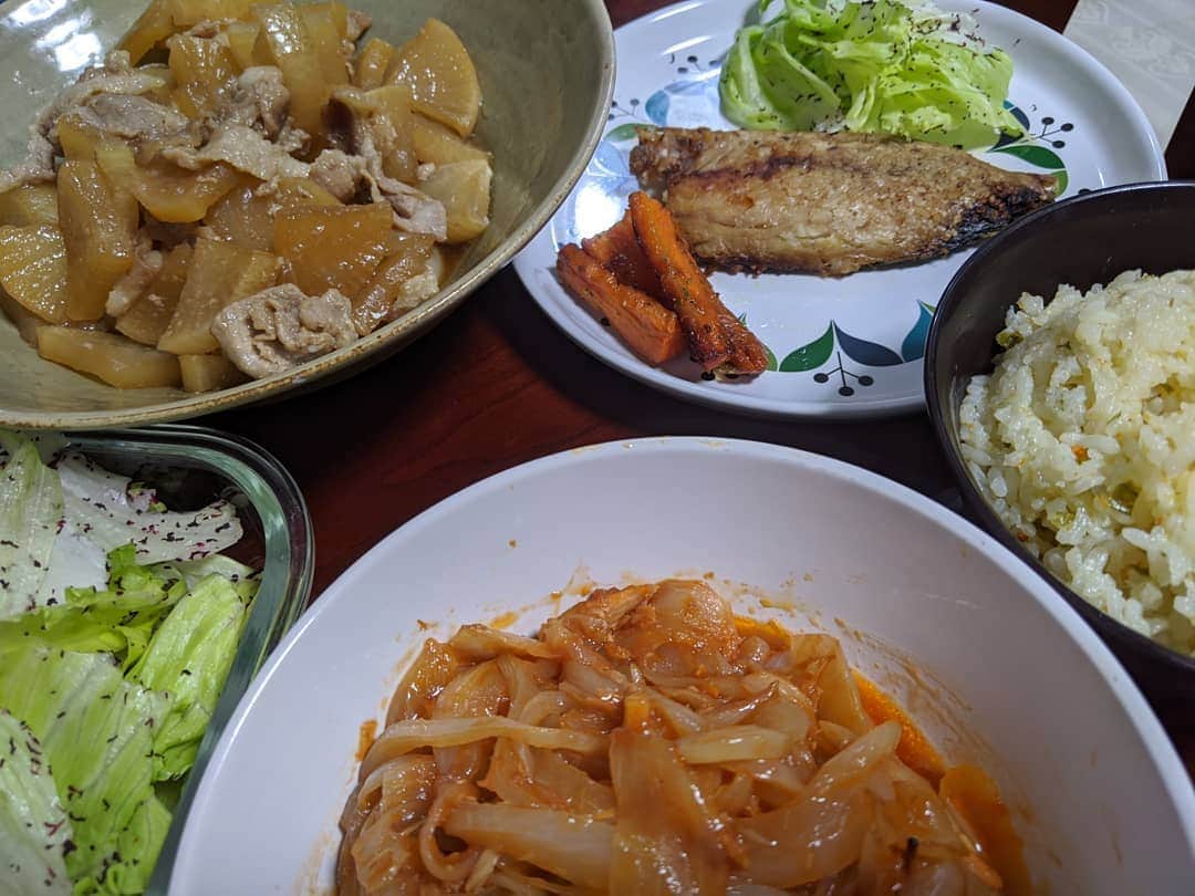 山部朱里のインスタグラム：「. . 編集したよ【木曜日もレンジで簡単美味しいお魚さんに助けてもらいました】 ①愛媛県宇和島市の真アジの沖漬 「企業組合こもねっと」さんのお魚レストランの商品です。女子アナ47がコロナ緊急対策としてお店や生産者の方を応援する企画「日本のイイもの発掘」のサイトから購入することができます！ 女子アナ47のホームページからどうぞ！@jana47com レンジで２分！レストランの味です！醤油ベースのコクのあるタレが染みた身はふっくらやわらかくて、捕れたてを厨房で捌いてフルコースとして提供してもらっているかのようです。なので副菜もつけてレストランっぽくしてみました！ にんじんソテーとレタスゆかり和えです(小声で言います、簡単です) ②大根豚コマ いつもは豚バラだけど豚コマでも。大根に豚肉の旨味と出汁か染み込んでたまらないんです、冷めるとまた味がしっかり染みていいんですよね。砂糖醤油みりんね。間違いない。酒も少しだけいれたかな。私がもし今後小料理屋をするとしたら、絶対つくります。大皿でだします。だって絶対みんなすきだもん。料理名何にしよう？「明日も会える？大&ぶう」かな。明日も会える？ってキザですね。大&ぶうはモテなさそうかね。でも好きな人にだけモテたらいいよね。 ③パスタソースみたいだったわ、新玉ねぎツナチリソース パスタソースにも使えるよ。おいしいもん。 新玉ねぎとツナを炒めて、チリソースとケチャップです。 ④ピーマンにんじんのはまぐり炊き込みご飯 はまぐりスープの素がおいしすぎて、炊き込みご飯を作ってみました。ピーマンとにんじんこまかーく切ったの。ピーマン思ってたよりもお米に影響されていた。お米になりきろうとしていたかんじすらする。おいしかったなあ。 . . #愛媛県 #愛媛県宇和島市 #企業組合こもねっと #お魚レストラン #節約 #節約ごはん #時短レシピ #時短料理 #簡単ごはん #簡単レシピ #簡単料理 #年子兄弟 #年子育児 #男の子ママ #子育て #フリーアナウンサー . .」