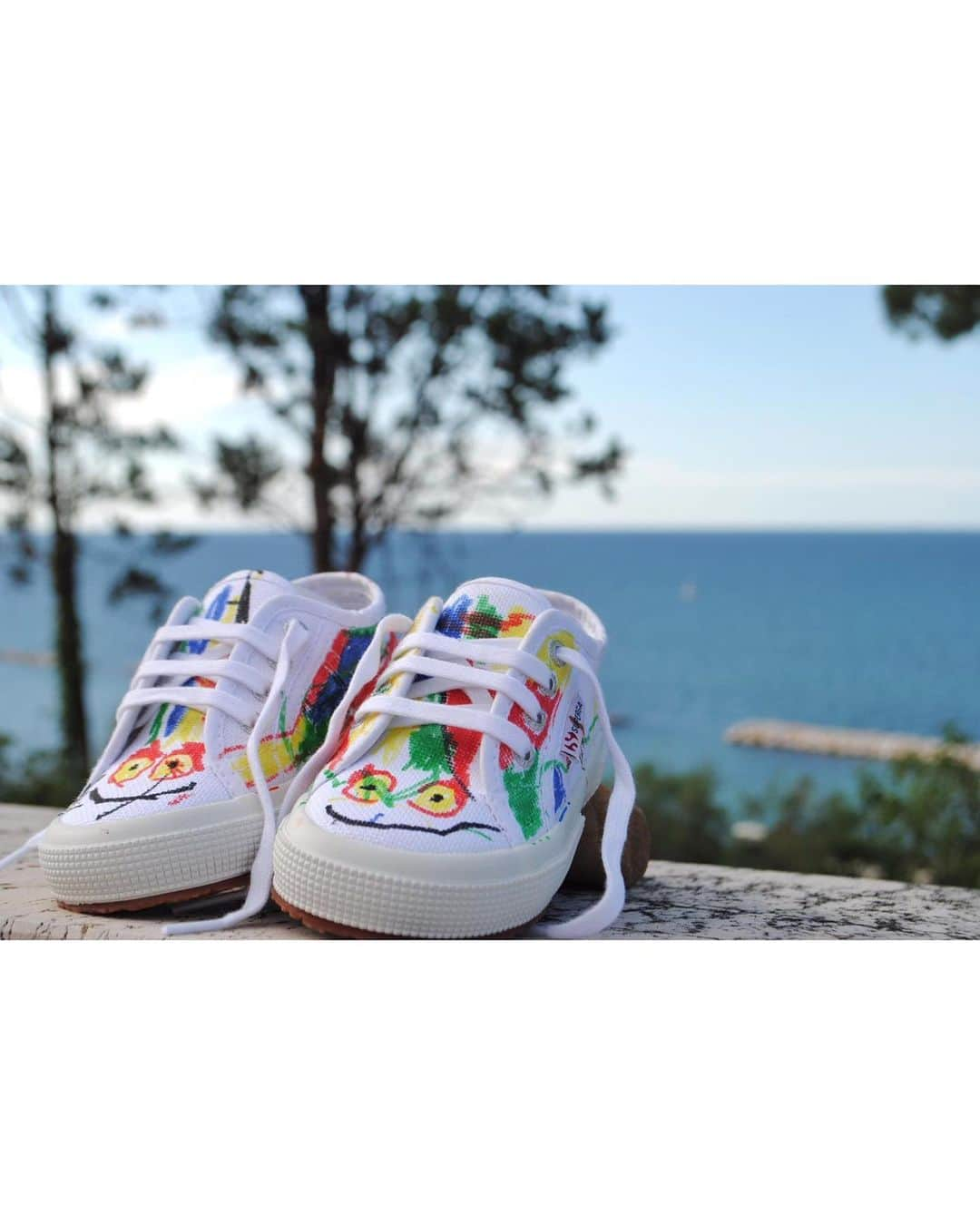 Vogue Italiaさんのインスタグラム写真 - (Vogue ItaliaInstagram)「A white shoe as a white canvas for the kids to imagine their new world: the June Issue of Vogue Italia has been created for and together with children from different countries. Now, together with @Superga_official we decided to celebrate and gift them a pair of white #Superga trainers, along with a box of @Carioca_Italia felt tips pens to customize them, giving the kids a new and exclusive space to exercise their creativity. Tap the link in our bio to see the full gallery. #SupergaLovers #OurNewWorld」6月23日 0時13分 - vogueitalia