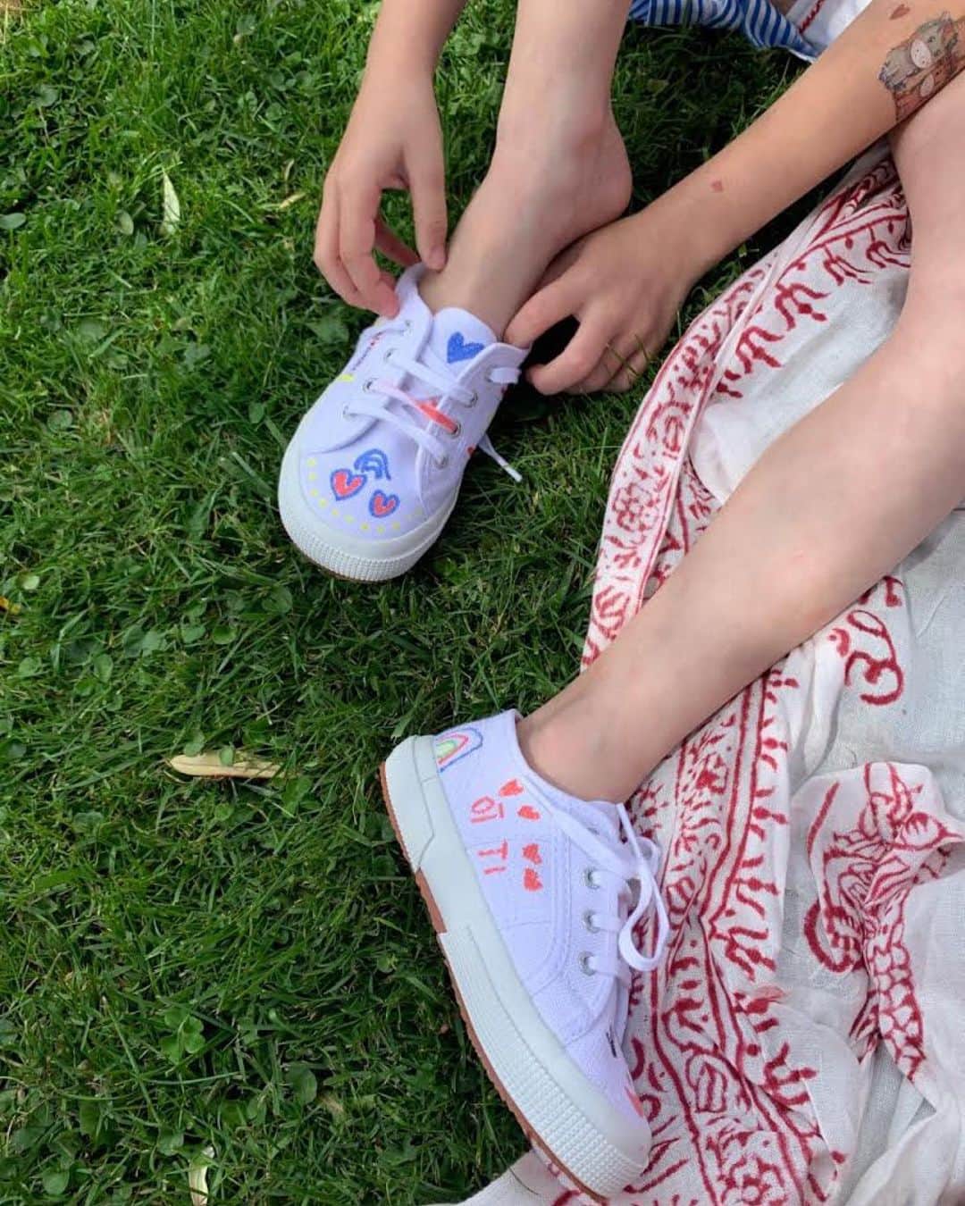 Vogue Italiaさんのインスタグラム写真 - (Vogue ItaliaInstagram)「A white shoe as a white canvas for the kids to imagine their new world: the June Issue of Vogue Italia has been created for and together with children from different countries. Now, together with @Superga_official we decided to celebrate and gift them a pair of white #Superga trainers, along with a box of @Carioca_Italia felt tips pens to customize them, giving the kids a new and exclusive space to exercise their creativity. Tap the link in our bio to see the full gallery. #SupergaLovers #OurNewWorld」6月23日 0時13分 - vogueitalia