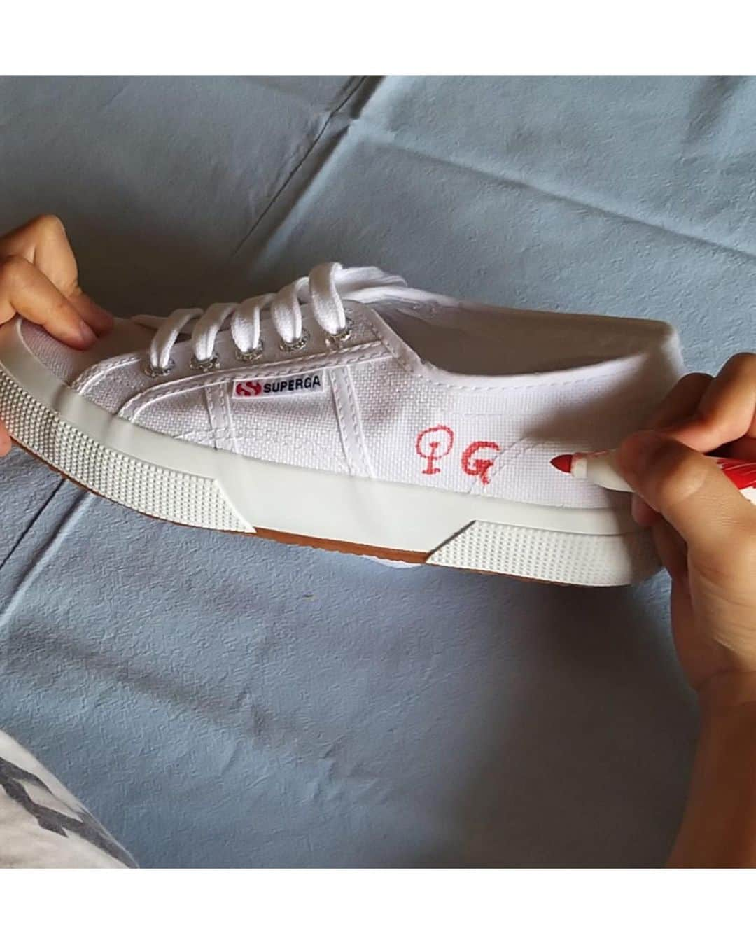 Vogue Italiaさんのインスタグラム写真 - (Vogue ItaliaInstagram)「A white shoe as a white canvas for the kids to imagine their new world: the June Issue of Vogue Italia has been created for and together with children from different countries. Now, together with @Superga_official we decided to celebrate and gift them a pair of white #Superga trainers, along with a box of @Carioca_Italia felt tips pens to customize them, giving the kids a new and exclusive space to exercise their creativity. Tap the link in our bio to see the full gallery. #SupergaLovers #OurNewWorld」6月23日 0時13分 - vogueitalia