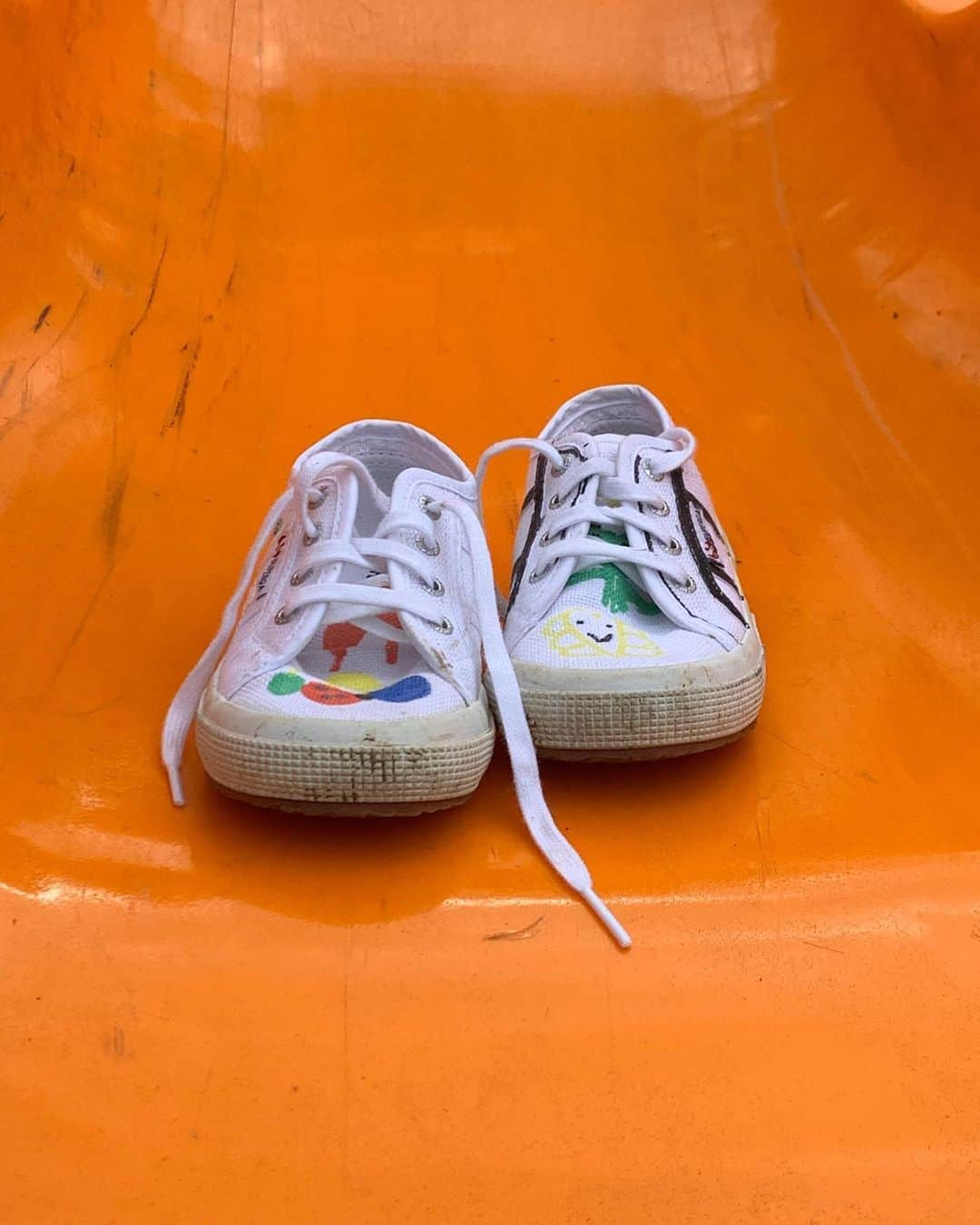 Vogue Italiaさんのインスタグラム写真 - (Vogue ItaliaInstagram)「A white shoe as a white canvas for the kids to imagine their new world: the June Issue of Vogue Italia has been created for and together with children from different countries. Now, together with @Superga_official we decided to celebrate and gift them a pair of white #Superga trainers, along with a box of @Carioca_Italia felt tips pens to customize them, giving the kids a new and exclusive space to exercise their creativity. Tap the link in our bio to see the full gallery. #SupergaLovers #OurNewWorld」6月23日 0時13分 - vogueitalia