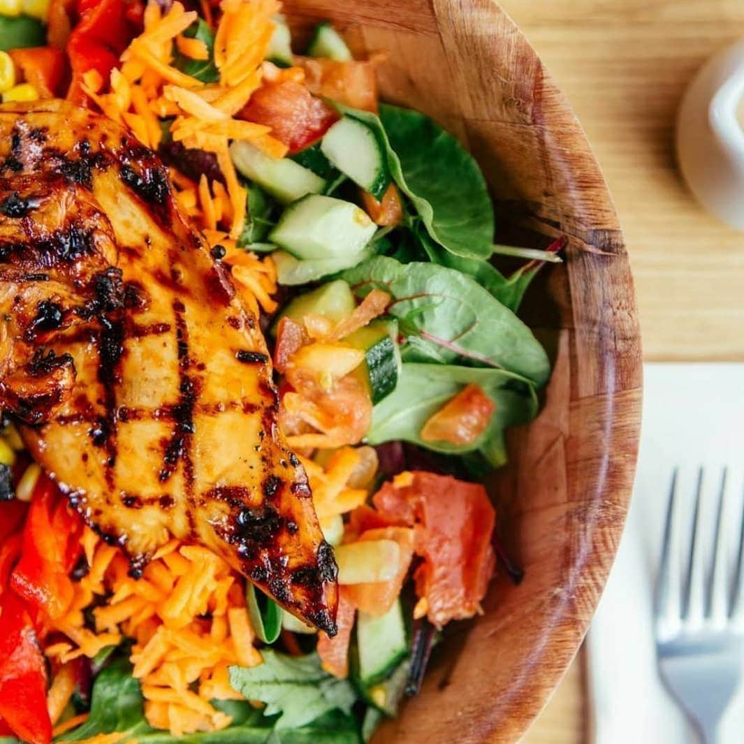 Kua 'Aina UKさんのインスタグラム写真 - (Kua 'Aina UKInstagram)「Josh, one of our managers, has chosen the teriyaki chicken and pineapple salad as his favourite meal.  We think this picture is all the explanation that's needed!」6月23日 0時15分 - kuaainauk