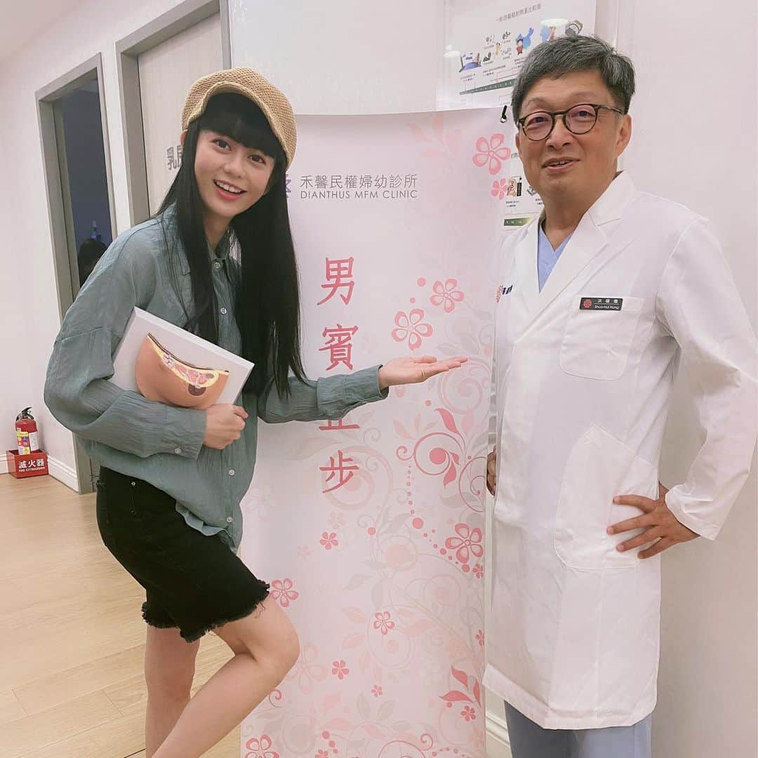 白癡公主さんのインスタグラム写真 - (白癡公主Instagram)「我的胸部從小學四年級發育後再也沒有起伏了👙﻿ 每次摸都硬硬的... 到底是骨頭還是...？﻿ ﻿ 乳房到底是要稱為胸部？ㄋㄟㄋㄟ？還是咪咪呢？﻿ 我終於知道讓胸部UPUP的方法了!!!!!﻿ ﻿ 今天#癡驚大發現 請到乳房外科洪碩徽醫師﻿ 為姐妹們解答喔拜的各種問題...﻿ ﻿ #完整版影片在白癡公主頻道喔齁﻿ 最後最後提醒姐妹們...﻿ 無論是大奶平乳水滴奶竹筍奶都要注意乳房的健康定時做檢查喔﻿」6月23日 0時17分 - 87acup