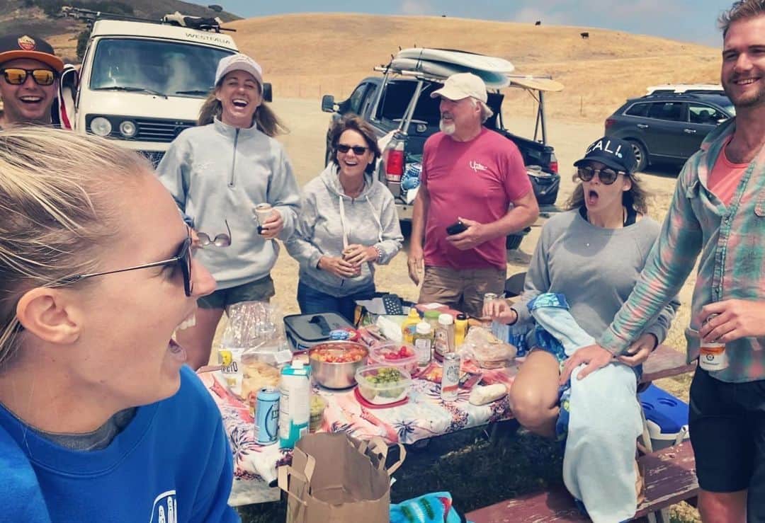 エイプリル・ロスのインスタグラム：「One of the first times I’ve been home to celebrate my birthday and it did not disappoint!🙌🏼 Huge thanks to these people for the love ❤️ And to everyone for the birthday wishes! 🥳🥰 Here’s to the next more enlightened and awake trip around the sun filled with more learning, adventures, and love!🙏🏼🙏🏼🙏🏼」