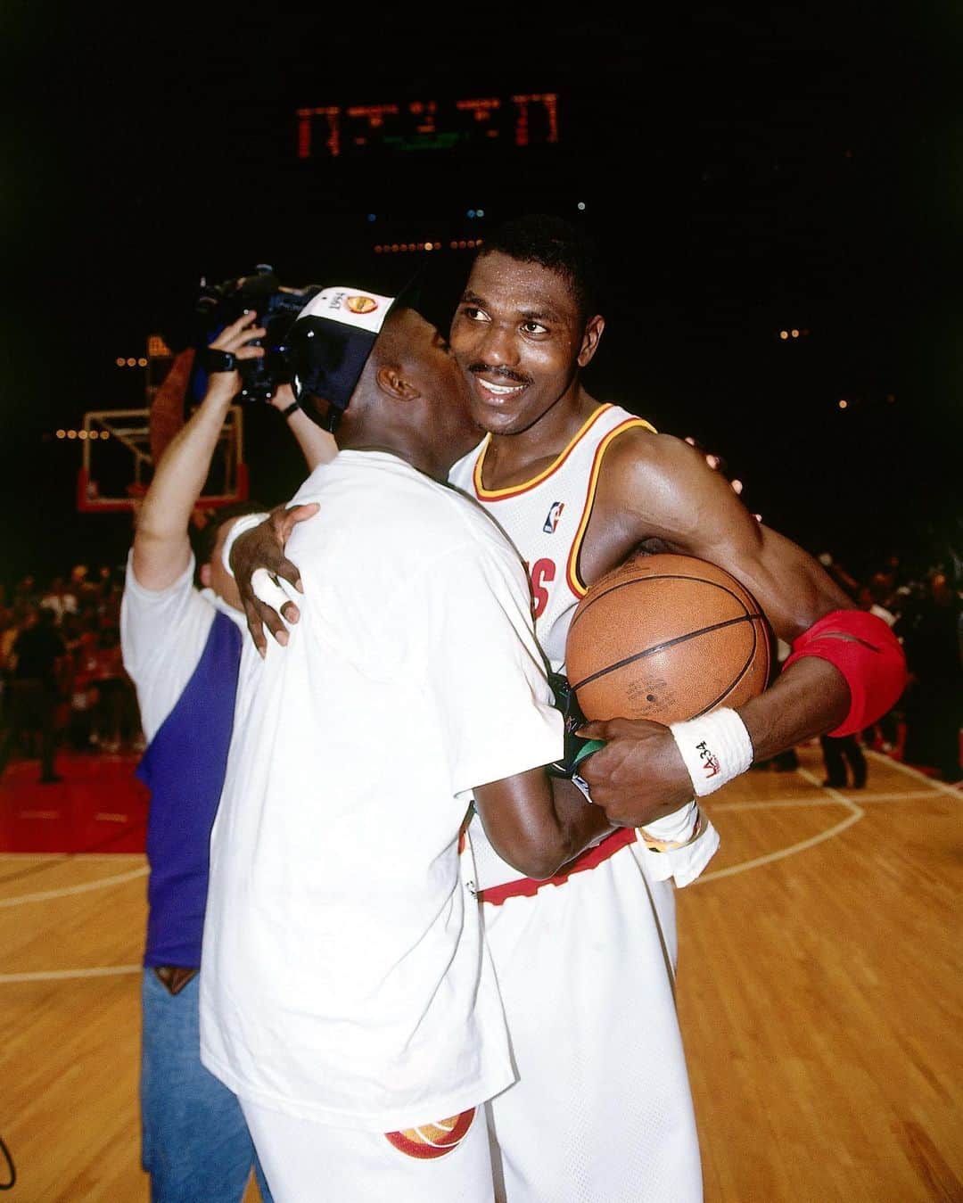ヒューストン・ロケッツさんのインスタグラム写真 - (ヒューストン・ロケッツInstagram)「‪The Rockets brought the city of Houston their 𝙛𝙞𝙧𝙨𝙩 major sports championship on this day in 1994! #OTD l @houstonchron」6月23日 0時37分 - houstonrockets