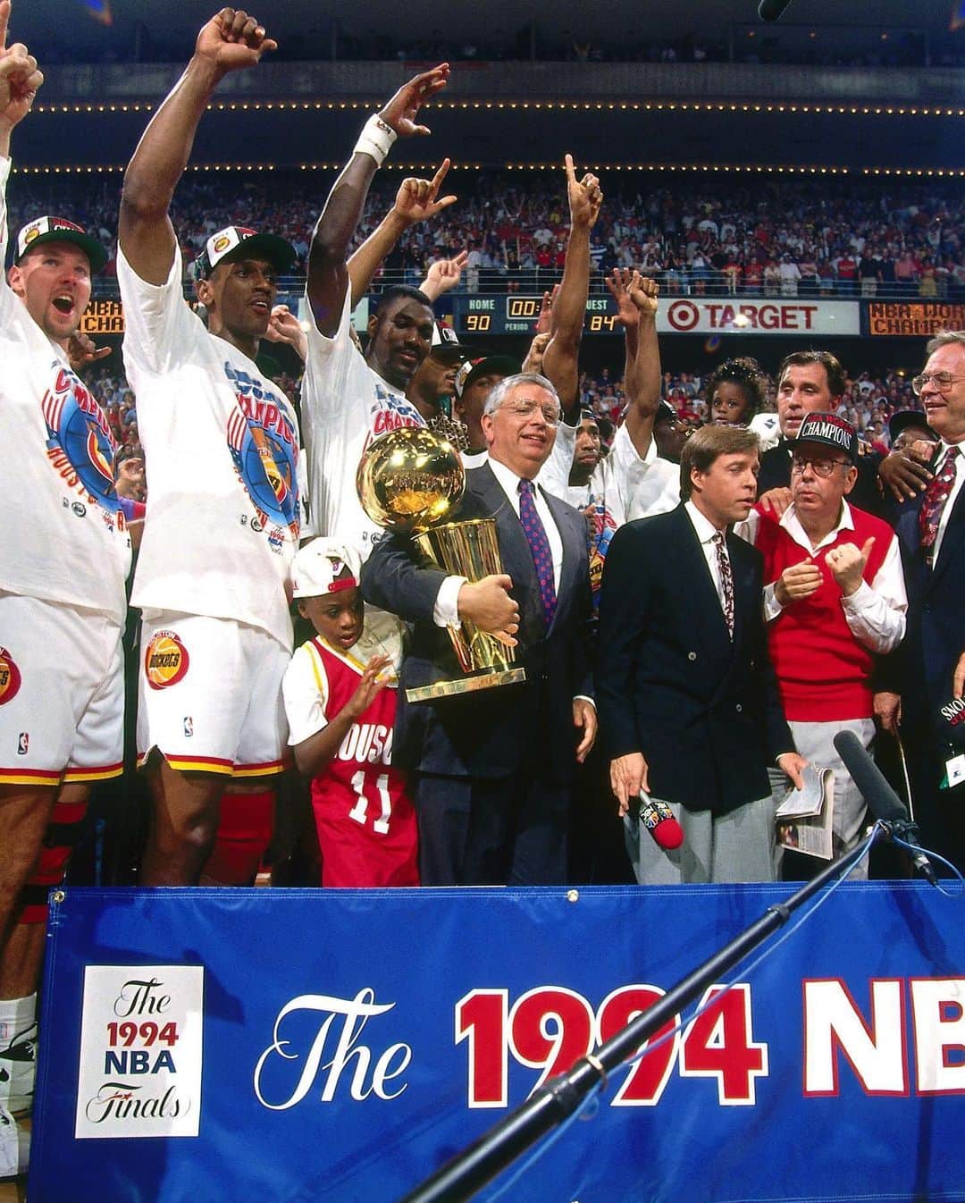 ヒューストン・ロケッツさんのインスタグラム写真 - (ヒューストン・ロケッツInstagram)「‪The Rockets brought the city of Houston their 𝙛𝙞𝙧𝙨𝙩 major sports championship on this day in 1994! #OTD l @houstonchron」6月23日 0時37分 - houstonrockets