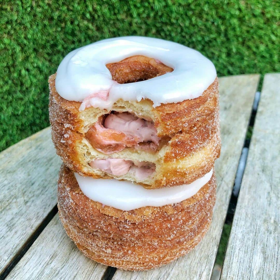 DOMINIQUE ANSEL BAKERYさんのインスタグラム写真 - (DOMINIQUE ANSEL BAKERYInstagram)「Getting ready for July’s NYC Cronut®: Peach Melba, filled with homemade summer peach jam and creamy raspberry ganache. Starts July 1st here in Soho (our outdoor garden is now open too!), preorders are up at NYC.CronutPreorder.com.」6月23日 0時30分 - dominiqueansel