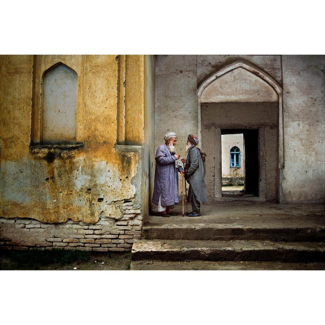 スティーブ・マカリーさんのインスタグラム写真 - (スティーブ・マカリーInstagram)「Two friends visit outside a mosque, #Maymana, #Afghanistan, 2003.  #SteveMcCurry #SteveMcCurryAfghanistan」6月23日 0時32分 - stevemccurryofficial