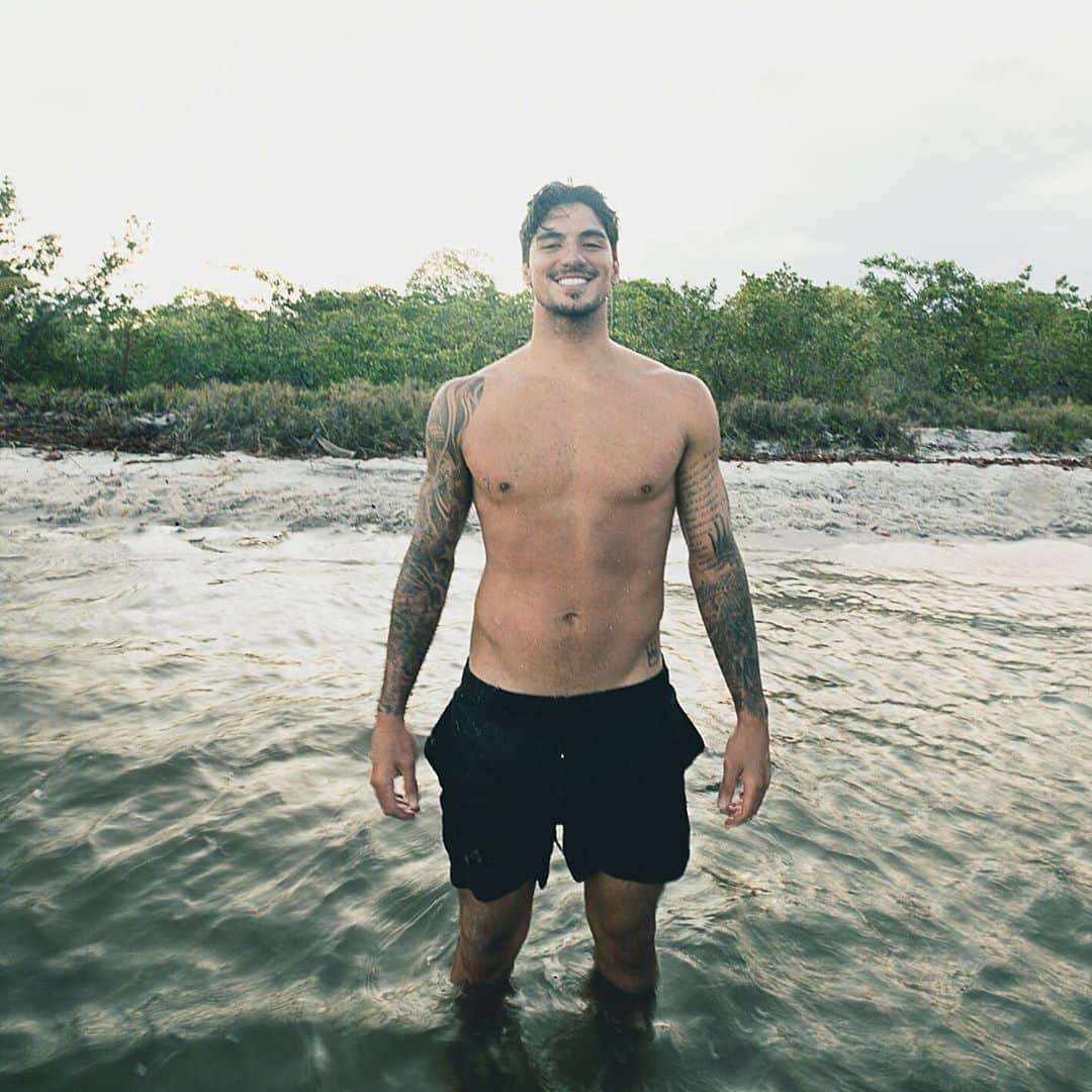 ガブリエル・メディーナのインスタグラム：「Galera já já vai estar todo mundo sorrindo cheio de alegrias. A @orthopride acredita que sorrisos podem transformar vidas. 💙😊 Be happy, smile! :)」