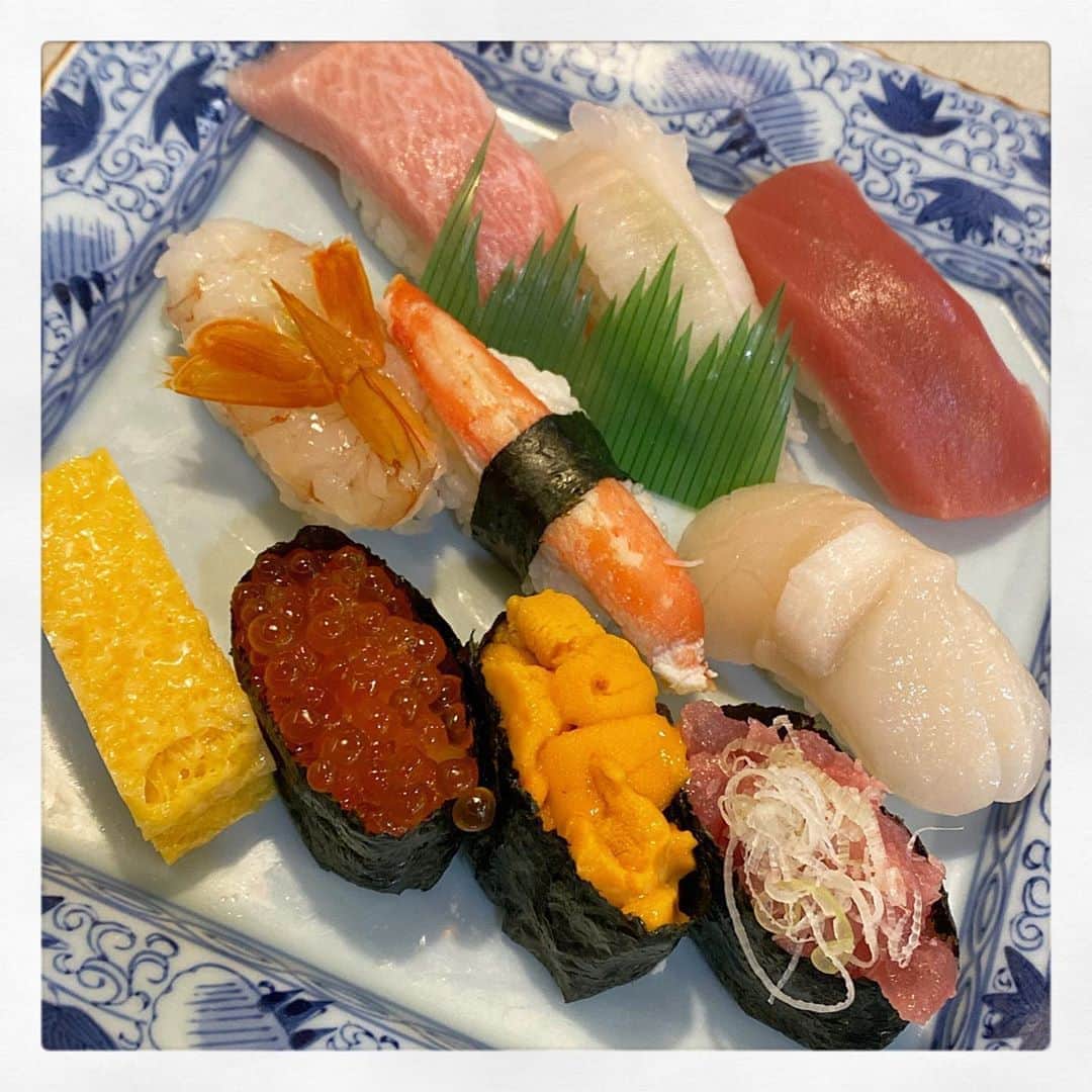 石野竜三さんのインスタグラム写真 - (石野竜三Instagram)「２月公演のご挨拶も出来ないまま自宅待機を強いられておりましたが、ようやく #鮨處八千代 さんに伺ってご挨拶……からのランチ😅。自宅ではこう言うお寿司は食べられないからね。いと美味し😊。」6月23日 0時38分 - ryuzou_ishino