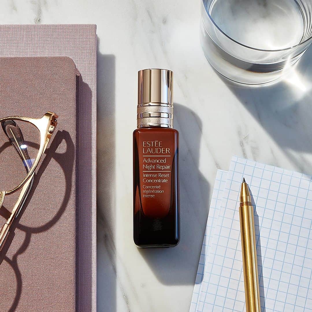 のインスタグラム：「Stressed-out skin? #AdvancedNightRepair Intense Reset Concentrate rescues & resets the look of skin fast, with Chronolux S.O.S technology and 15X concentrated Hyaluronic Acid. Why do women ❤️ this breakthrough overnight treatment? ⬇️ ✨IMMEDIATELY: 95% of women said their skin felt calmed and soothed⁣⁣ ✨AFTER 3 DAYS*: 92% of women said their skin looked brighter with renewed clarity⁣⁣ ✨AFTER 1 WEEK*: 91% of women said their skin looked more recovered from environmental stressors ⁣⁣ ✨AFTER 4 WEEKS*: 80% of women said visible signs of skin sensitivity appeared reduced ⁣⁣ ⁣⁣ *Consumer testing on 257 women.」