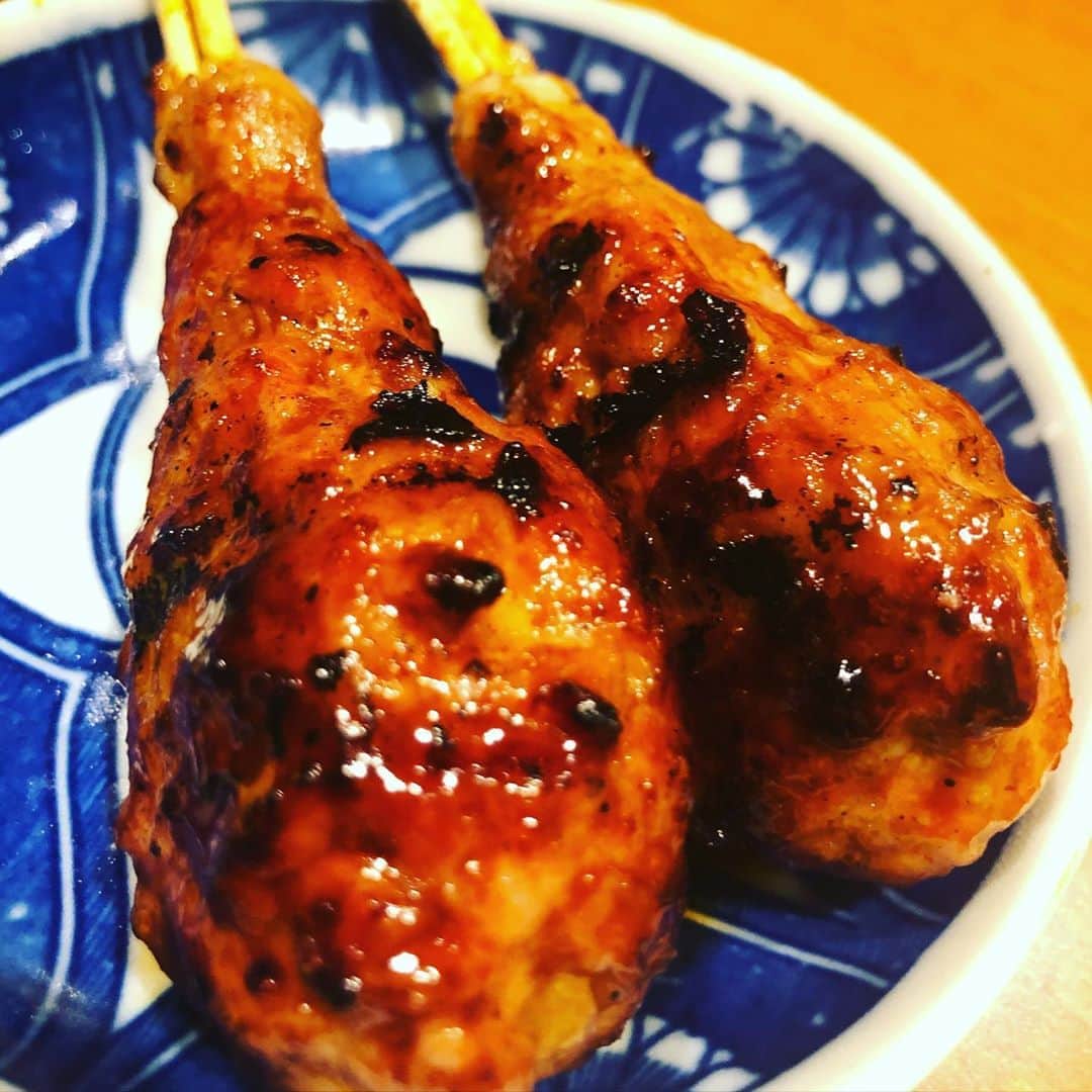 本広克行さんのインスタグラム写真 - (本広克行Instagram)「いつも思う 美味いモノは茶色が多い この照かり、つくねが一番！ #焼鳥 #焼鳥やおや #つくね好き」6月23日 0時44分 - kmotohiro