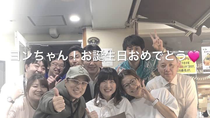 黒田アーサーのインスタグラム：「今日は東京ポートボウル所属プロ.ヨンちゃん(チョンヨンヒャンプロ)のお誕生日を皆んなでサプライズでお祝いしましたー‼️😊👍ヨンちゃんお誕生日おめでとう❣️🎉㊗️🥳 #東京ポートボウル  #チョンヨンヒャンプロ  #サプライズバースデー  #ヨンちゃんお誕生日おめでとう」