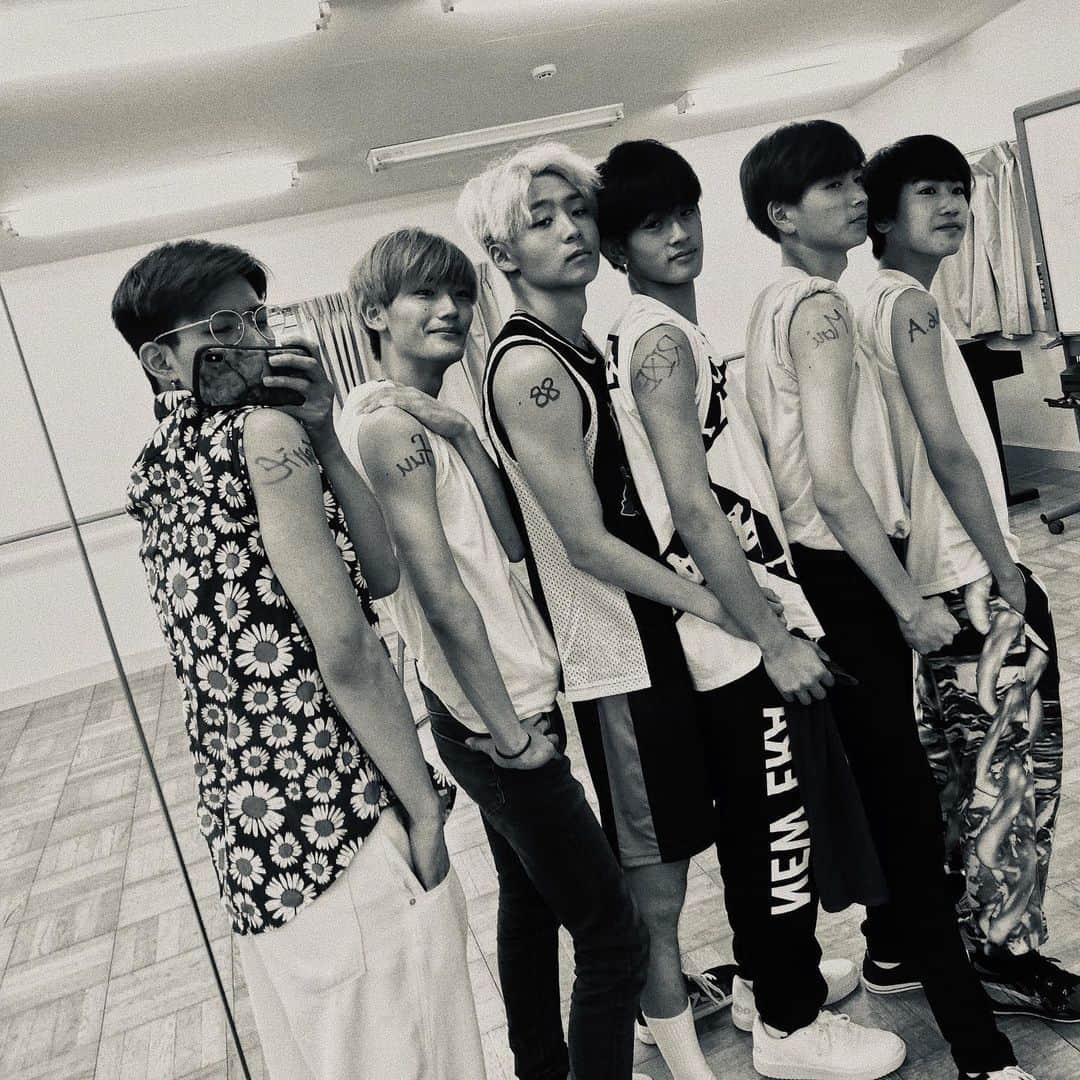 古幡亮（WATWING）のインスタグラム：「1 year anniv. . 去年の今日から 支えてくださる方々と、Windyと、 そしてWATWINGみんなと。 これからも！ . . . . #0623 #結成の #1周年 だよ！ #WATWINGとしての俺1歳おめでとう」