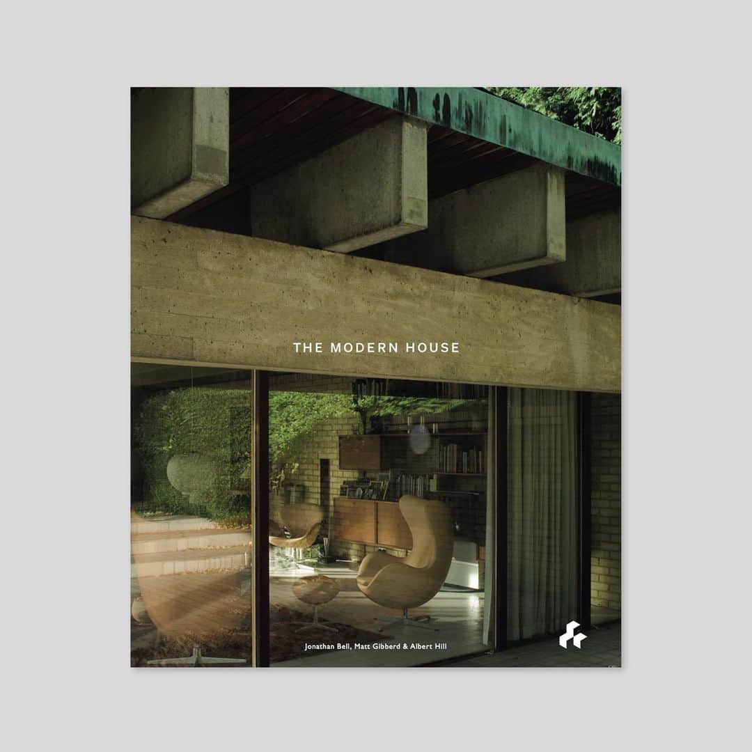 The Modern Houseさんのインスタグラム写真 - (The Modern HouseInstagram)「Back in 2015, our co-founders Albert Hill and Matt Gibberd released their book, The Modern House, with Jonathan Bell and @artifice.press . The book narrates how some of the most important examples of modern houses were commissioned and built in the UK. The second edition of the book is now available to pre-order ahead of its publication in September. Head to the link in our bio to reserve a copy now.」6月23日 0時47分 - themodernhouse