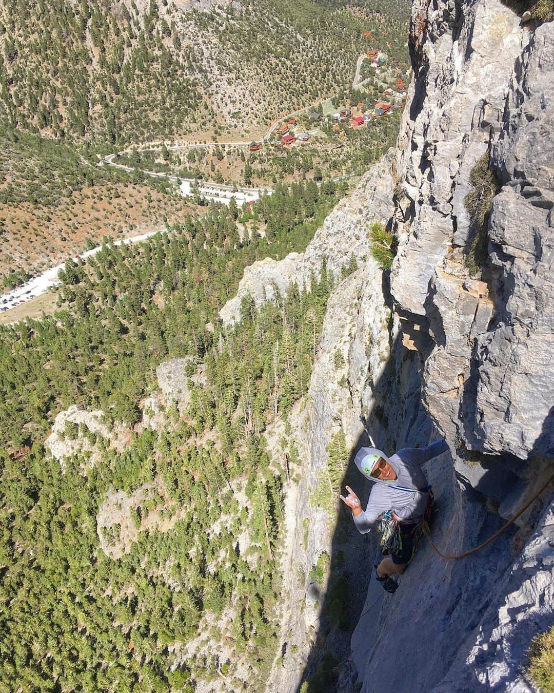 アレックス・オノルドのインスタグラム：「@daveallfrey emerging from the shadows on a new route that’s he’s been developing on Mt Charleston. Pretty fun to spend an afternoon escaping the heat in town and simuling up some new terrain. We’ve all been doing a lot of new routing around town due to covid - it’s such a blessing to have so much amazing limestone around. Vegas continues to deliver.」