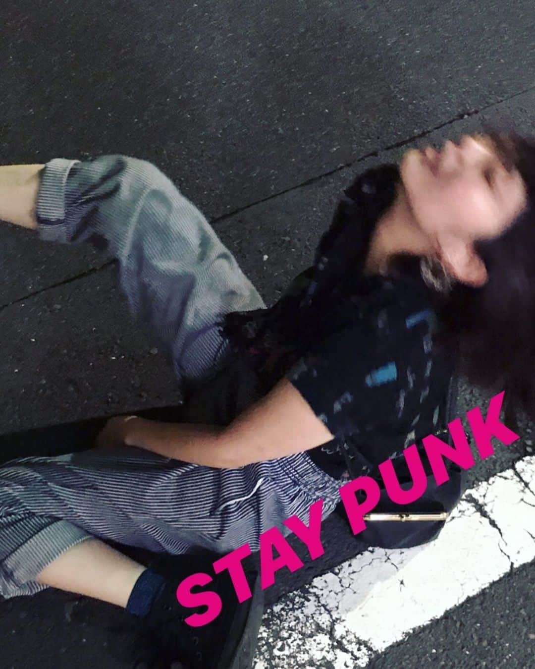 Yun chiのインスタグラム：「🙅‍♀️stay punk🙅‍♂️💭 . . . . #staypunk」
