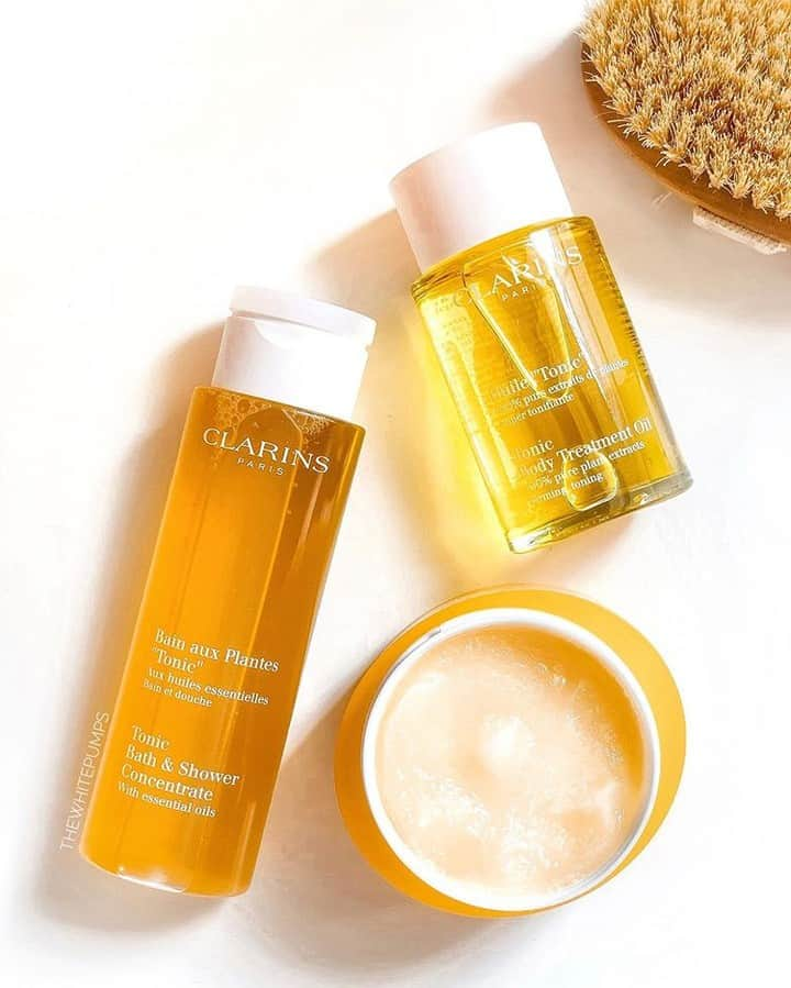 ClarinsUKさんのインスタグラム写真 - (ClarinsUKInstagram)「Hello Summer! Get smooth, radiant skin from head to toe with our Body Care range: ⁣✨ Tonic Body Treatment Oil - to firm, tone & improve elasticity ⁣✨ Tonic Body Polisher - a revitalising body scrub ⁣✨Tonic Bath & Shower Concentrate - for a total body transformation 📷: @thewhitepumps #ClarinsBody #TonicTreatmentOil #TonicBathandShower #TonicBodyPolisher #Clarins #BodyCare」6月23日 1時03分 - clarinsuk