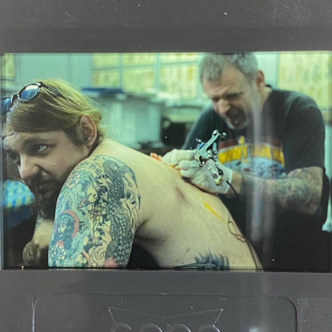 アムステルダム・タトゥー・ミュージアムのインスタグラム：「#bobrobertz tattooing the murder expres on steve bonge」