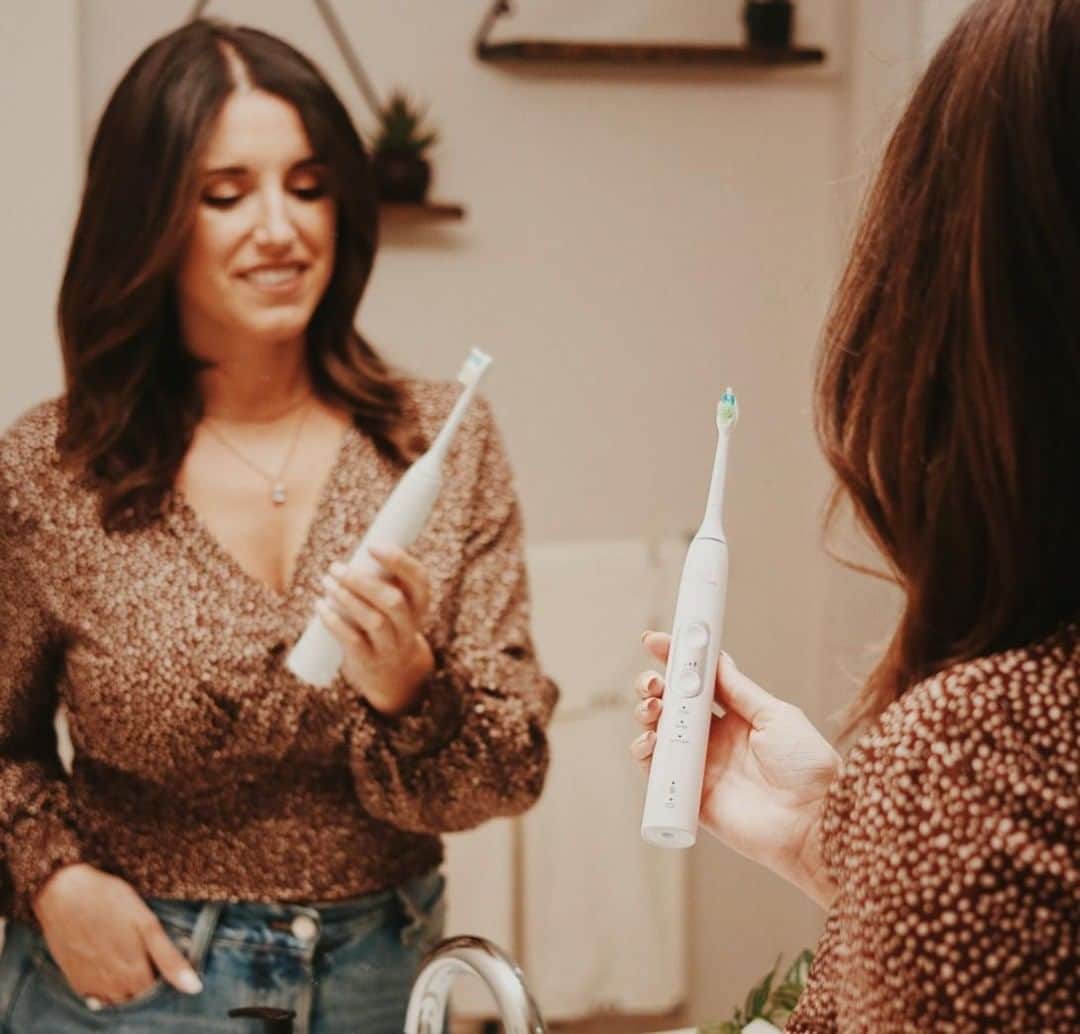 Philips Sonicareさんのインスタグラム写真 - (Philips SonicareInstagram)「What did the first-time using a #PhilipsSonicare feel like for @jennajordan? “My first time using the brush I felt like I just left the dentist chair.” 2-minutes of brushing with a Philips Sonicare is the equivalent of 1 month of manual brushing, so you can wake up every morning feeling like you just left the dentist. What did the first time you used a Philips Sonicare feel like? Let us know below! 👇」6月23日 0時57分 - philipssonicare