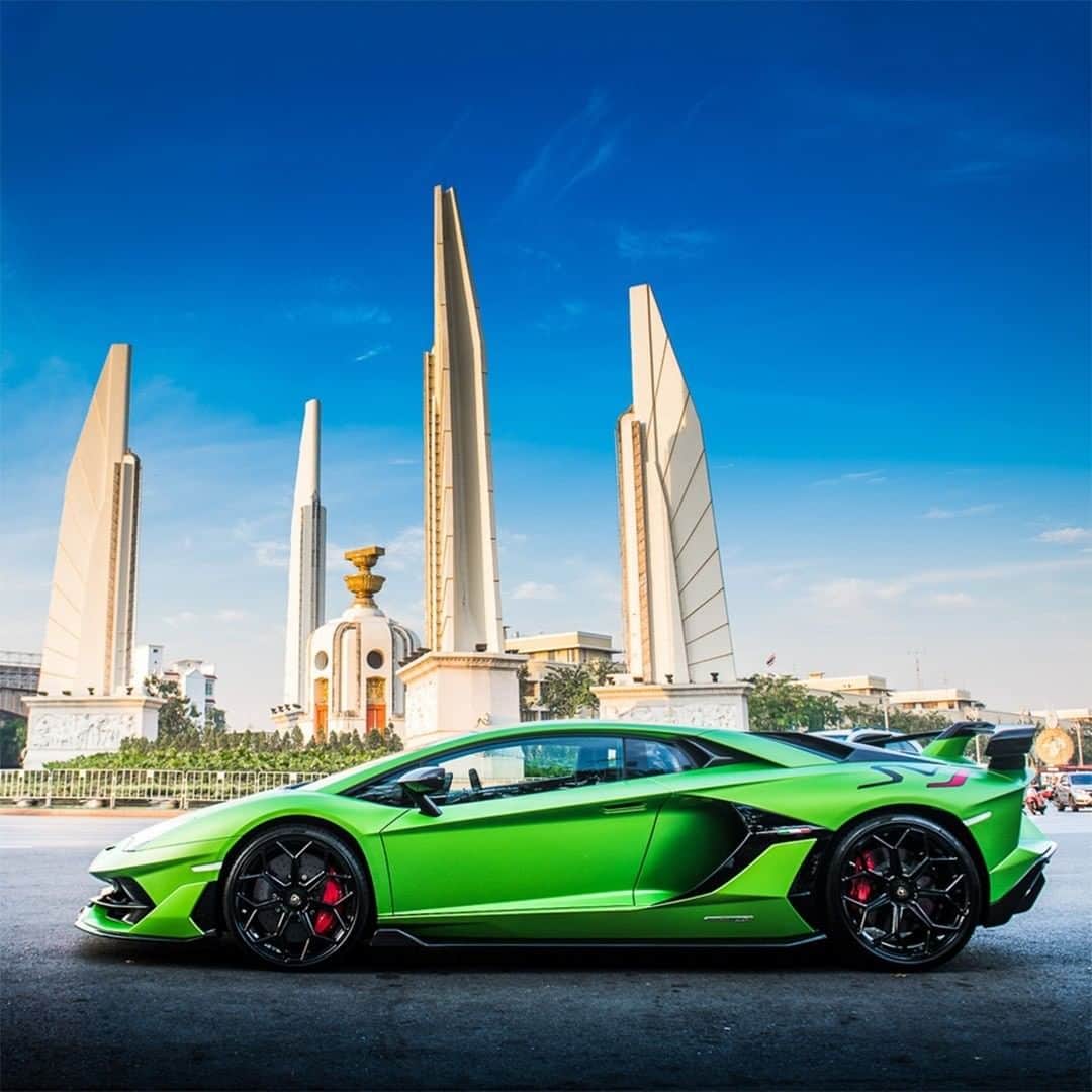 ランボルギーニのインスタグラム：「Perfection has a way of blending into the beauty around it.  Aventador SVJ is the Super Sports Car that enables technology to create something exceptional: a future driven by emotions. Its pure Lamborghini essence leads to the ultimate driving experience. Describe it using only an emoji.  #Lamborghini #AventadorSVJ #Bangkok」