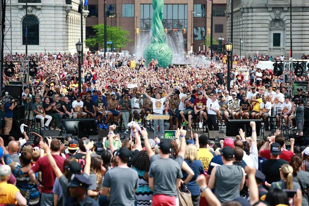 キャブスさんのインスタグラム写真 - (キャブスInstagram)「Happy Anniversary, Cleveland 🏆 ❤️」6月23日 1時12分 - cavs