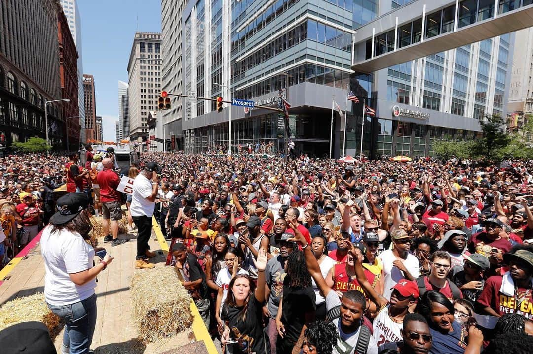 キャブスさんのインスタグラム写真 - (キャブスInstagram)「Happy Anniversary, Cleveland 🏆 ❤️」6月23日 1時12分 - cavs