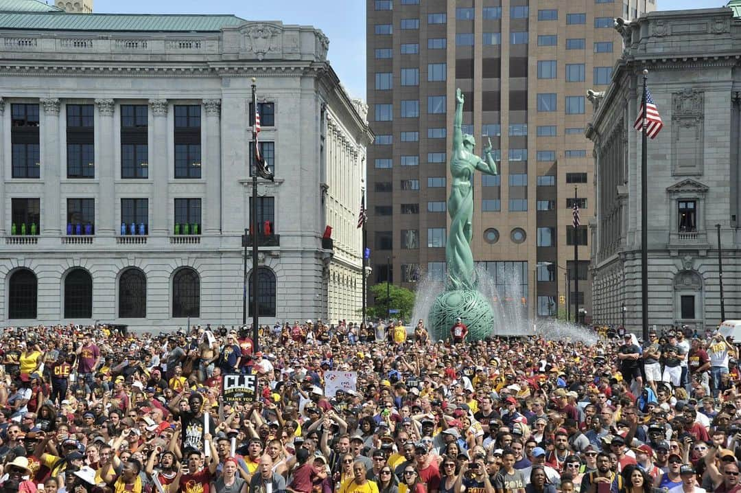 キャブスさんのインスタグラム写真 - (キャブスInstagram)「Happy Anniversary, Cleveland 🏆 ❤️」6月23日 1時12分 - cavs