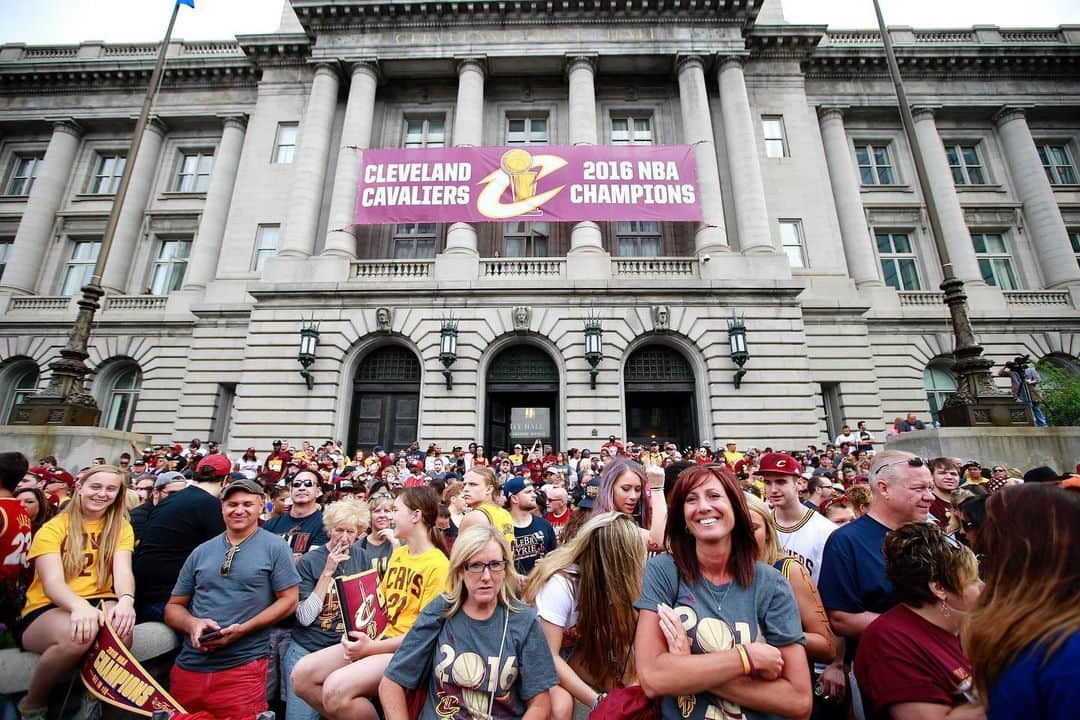 キャブスさんのインスタグラム写真 - (キャブスInstagram)「Happy Anniversary, Cleveland 🏆 ❤️」6月23日 1時12分 - cavs