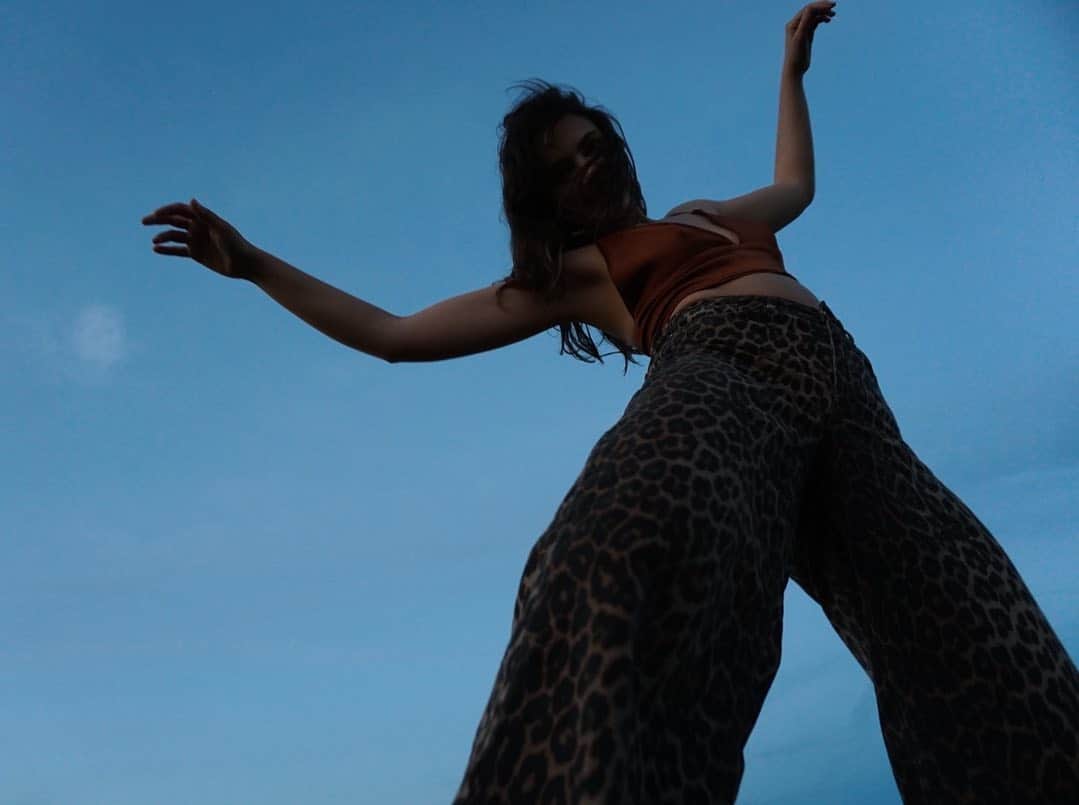 Amelia Zadroのインスタグラム：「🦋🌞 solstice boogie 🌞🦋」