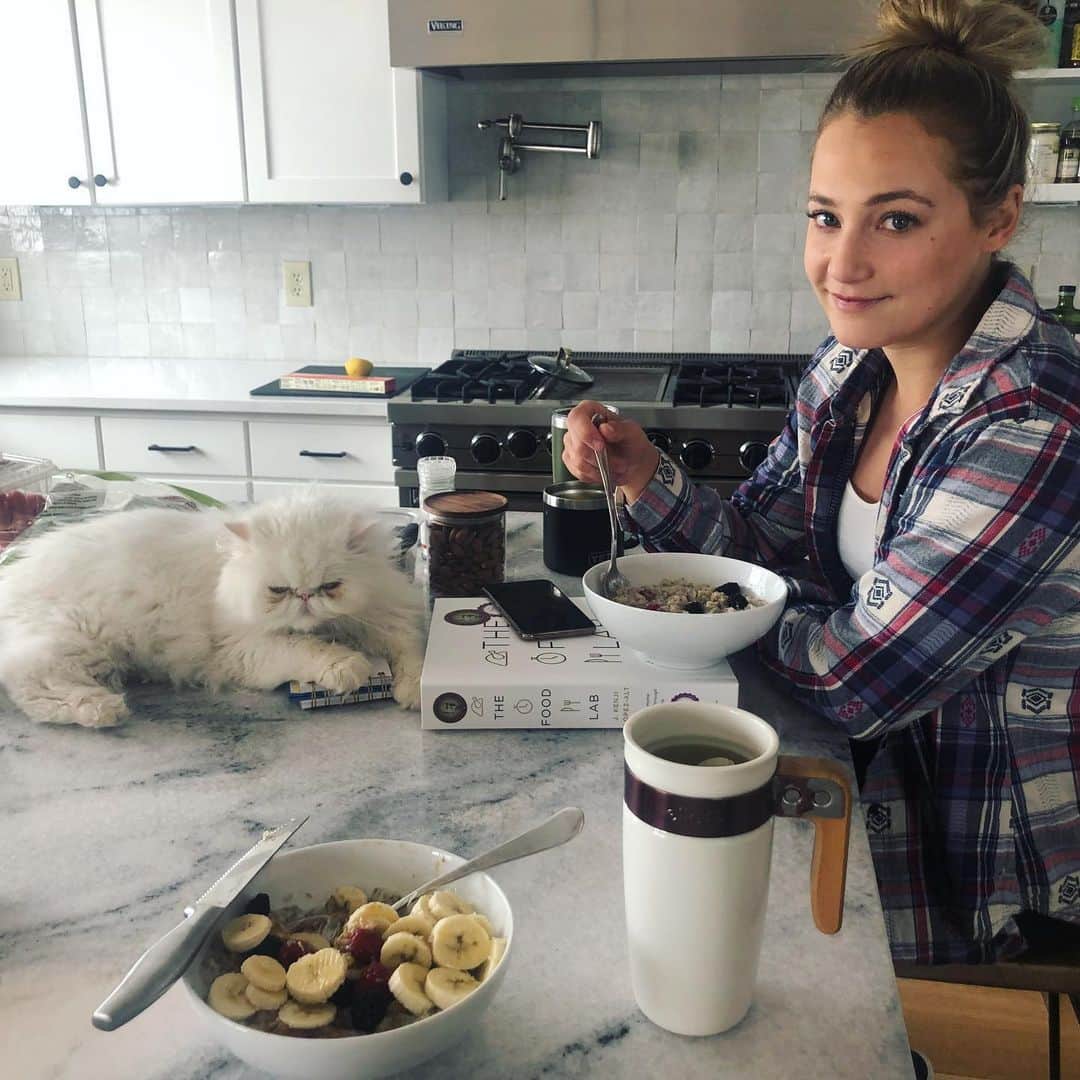 サッシャ・ディギーリアンさんのインスタグラム写真 - (サッシャ・ディギーリアンInstagram)「~ My Daily Breakfast Routine ~  Every day I like to think of it as a reset to approach the day with a fresh start. Eating healthy is always my goal but I live in moderation and some days are less strict than others. However, the way I start my day is almost always the same.  Breakfast has a big influence on the way I feel the rest of the day. As it’s Monday, I thought I’d share some of my daily morning routine.  Breakfast is breaking the fast. If you’re intermittent fasting and that’s early afternoon, I still consider it breakfast in the way that it is the first food after no food intake. The first thing that you put in your body is important in absorbing valuable nutrients. I have been learning a lot about nutrition and body awareness through the help of my team that I have been working with through my injury.  My morning routine starts with warm lemon water and a superfood green smoothie; I take a scoop of green powder, I use @vibranthealth or @athleticgreens (both packed with antioxidants, micronutrients, and probiotics), 2 scoops of collagen, I use @vitalproteins which has 20g of protein, vitamin c powder, a banana, vanilla, ceylon cinnamon, 2 tbsp macadamia nuts, and water or oat milk. After doing my PT and some work, I make some oatmeal with chia seeds, flax seeds, and fresh fruit. I actually don’t change my morning meals much, but I’ll do some small adjustments to this foundation. I like consistency a lot and I have found that this routine works well for me. What’s yours? Let me know if you try this out!」6月23日 1時06分 - sashadigiulian