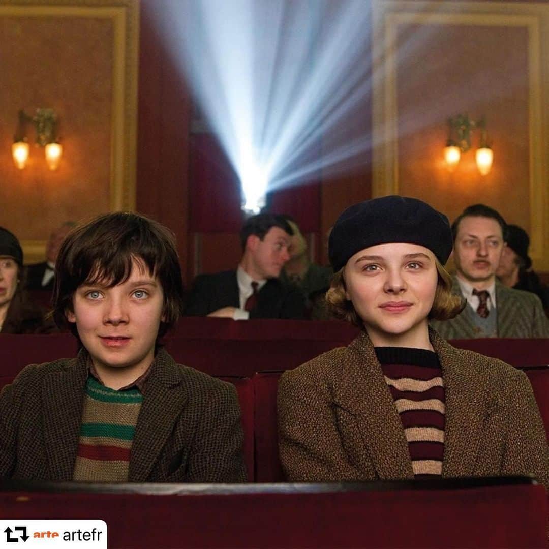 のインスタグラム：「#repost @artefr ・・・ Dans une salle de cinéma, on rit et on verse des larmes. On peut manger du pop-corn, flirter voire même dormir. À l’écran, la salle de cinéma est le royaume de scènes improbables, de gros plans bouleversants et de blagues potaches 🎥 . Les salles de cinéma vous ont manqué ? Blow up vous invite à (re)découvrir les scènes drôles, violentes ou émouvantes du cinéma au cinéma, alors que rouvre ce lundi les salles obscures. Voir et revoir ces scènes nous rappelle que le cinéma est un lieu où on se sent bien, très bien. Alors, #TousAuCinema ! . « La salle de cinéma au cinéma » est à retrouver en bio ⤴ . Crédit photo : Everett Collection / Bridgeman Images .  #TousAuCinéma #OnIraTousAuCinéma #blowuparte」