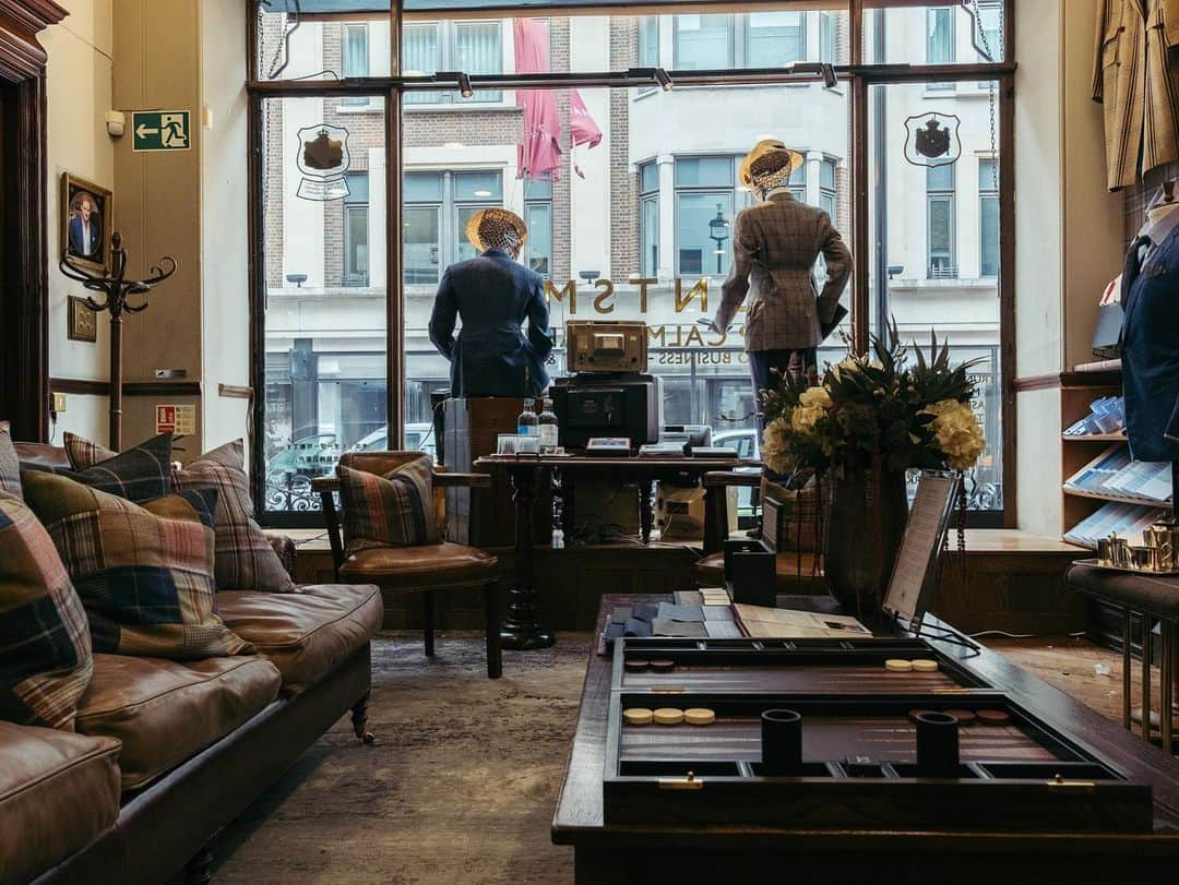 ハンツマンさんのインスタグラム写真 - (ハンツマンInstagram)「Nothing on the box? Perhaps it’s time to put down that remote and make an appointment at Huntsman on Savile Row. We are delighted to welcome you back in-store by appointment. As always, your safety remains our priority and we are following government guidelines closely to ensure we’re keeping you safe when you visit us in-store. Discover more about Huntsman's Return to the Row via the link in bio ⁠ #ReturnToTheRow #keepcalmandcarryon #backinbusiness #reopening  #huntsmansavilerow #savilerow #bespoke #tailoring」6月23日 1時08分 - huntsmansavilerow