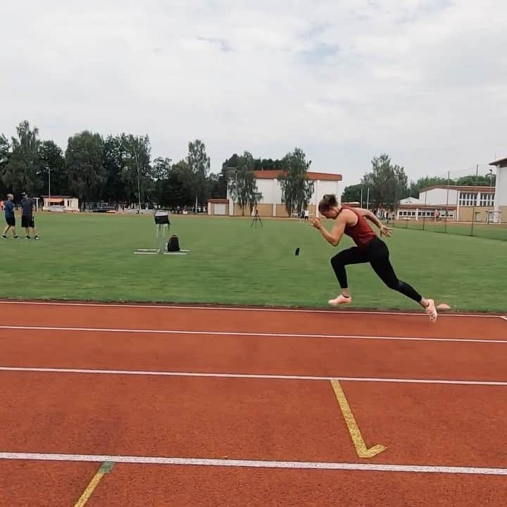 のインスタグラム：「Running into the new week 🏃🏼‍♀️ 🎥 @hamstringpower4all #ospwestfalen  #zoomzoom #teamlückenkemper #teamlueckenkemper #creator」