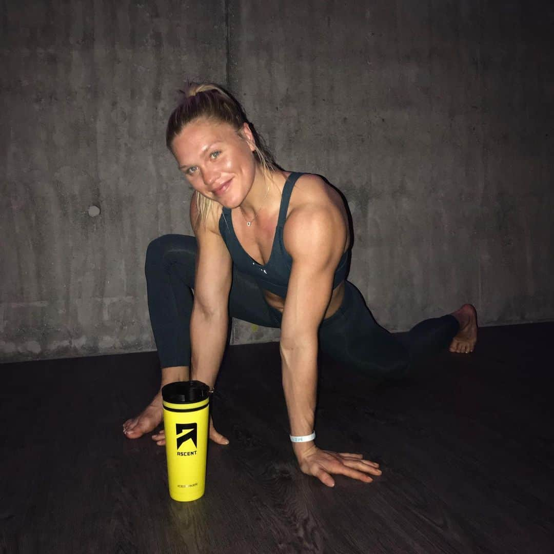 Katrin Tanja Davidsdottirさんのインスタグラム写真 - (Katrin Tanja DavidsdottirInstagram)「Finally starting to feel a lot more like myself again & a big part of that is TAKING THE TIME for myself again: sleeping well, training hard & these quiet, relaxing 22 mins out of my day to stretch, breathe & just BE ✨🧘🏼‍♀️☺️ @gowod_mobilityfirst - #Gowod #Mobility #MobilityFirst」6月23日 1時14分 - katrintanja