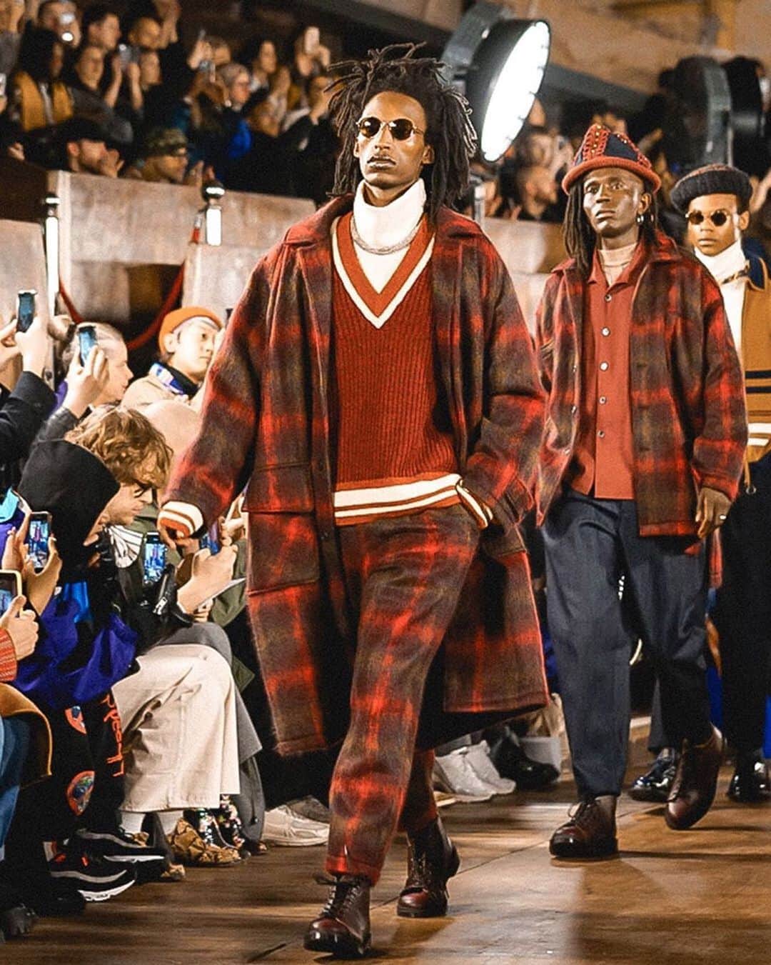 Fashion Weekのインスタグラム：「Designer @nicholas_daley revisited his January 2020 runway show for #LFW's digital format with a new short film, entitled "The Abstract Truth," that was in part a celebration of Black creativity. The original show included music by jazz musicians @kwakebass, @wulumusic and @ragofromthelo, who all appear in the film. Find more at @londonfashionweek.⁠⠀ ⁠⠀ Photo by @nigeldotlondon via @nicholas_daley⁠⠀」