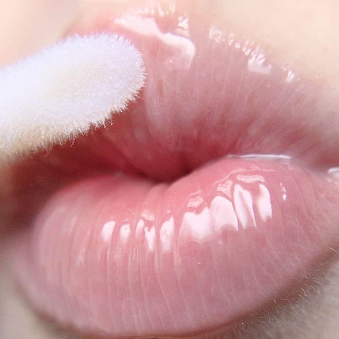 Revlonさんのインスタグラム写真 - (RevlonInstagram)「If there were ever a reason to pucker up 💋... it’d be #SuperLustrous #TheGloss (in Crystal Clear (200) . 📷: @tooleybeauty」6月23日 1時16分 - revlon