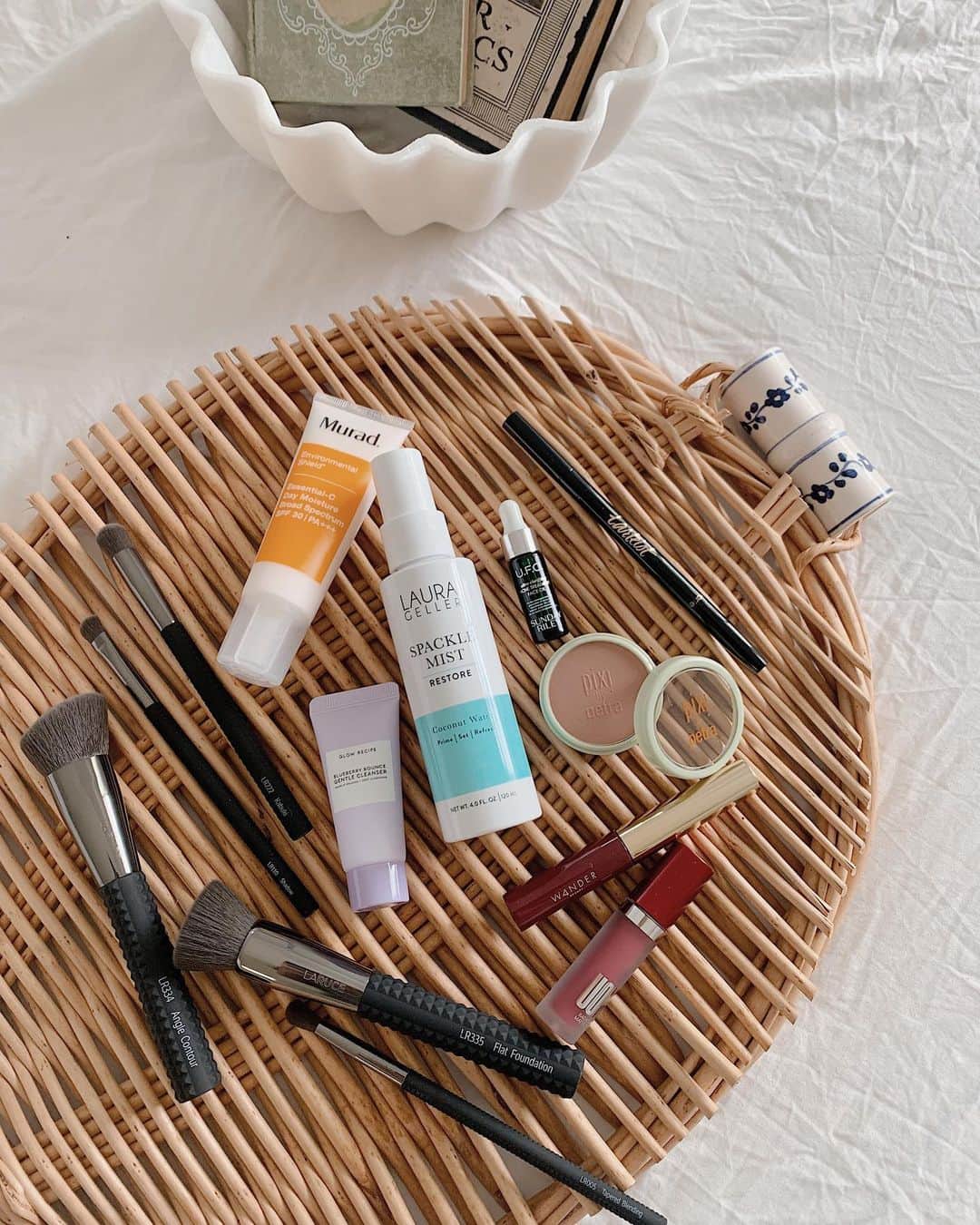 Kelsey Simoneさんのインスタグラム写真 - (Kelsey SimoneInstagram)「Summer is here, and so is this months summer @ipsy bag! So many great new products I’m trying out and loving.. here’s what I got in my bag this month! 🍋 - @glowrecipe Blueberry Bounce Cleanser - @sundayriley U.F.O. Ultra Clarifying Acne Treatment Face Oil - @muradskincare Essential-C Day Moisturizer SPF 30 - @tartecosmetics tarteist double take eyeliner in Black - @wander_beauty Frame Your Face Precise Brow Gel in Clear - @pixibeauty Fresh Face Blush in Beach Rose - @ uomabeauty Badass MF Matte Fluid in Donyale - @lauragellerbeauty Spackle Mist Restore with Coconut Water in Coconut - @larucebeauty Essentials Brush Set including LR005: Tapered Blending, LR110 shadow, LR222 Kabuki, LR334, angle contour LR335: Flat Foundation #ipsypartner」6月23日 1時28分 - k.els.e.y