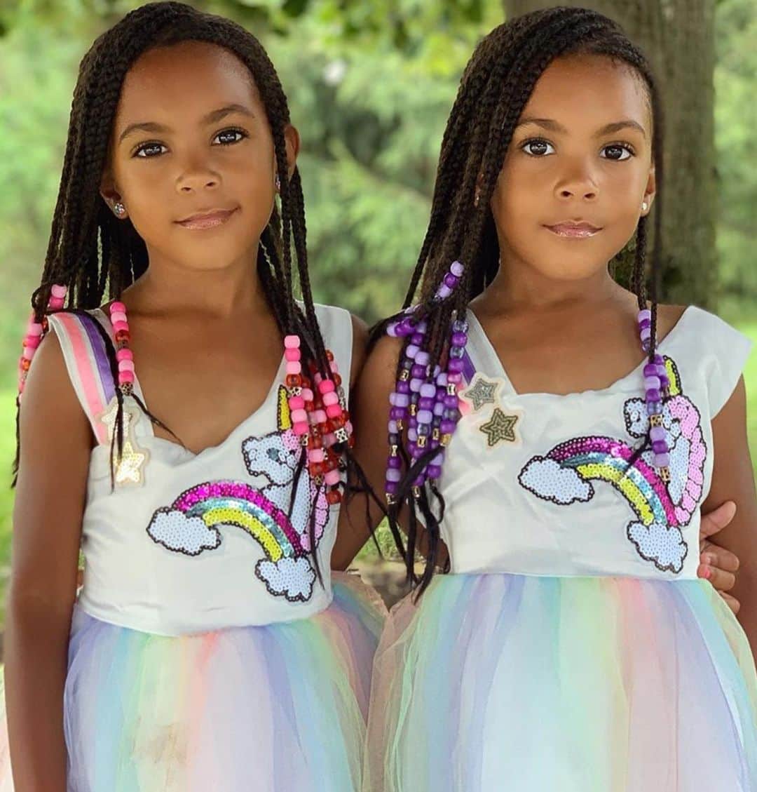 I N S T A B R A I Dのインスタグラム：「absolutely gorgeous and adorable twin sisters with endless braid & hair inspiration 💕 Happy Monday Instabraiders!」