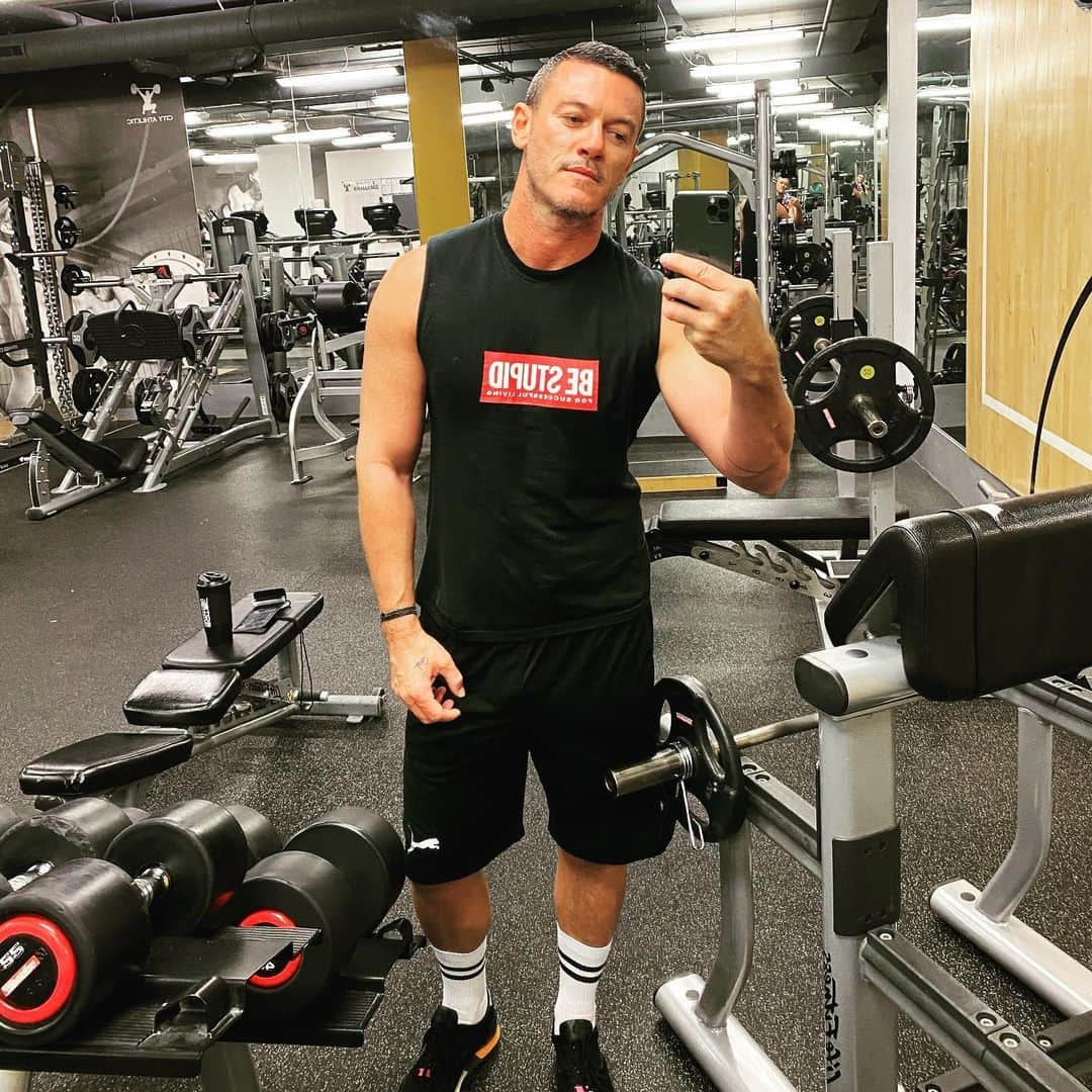 ルーク・エヴァンズさんのインスタグラム写真 - (ルーク・エヴァンズInstagram)「Back at it... #mondaymotivation #gym #monday」6月23日 1時39分 - thereallukeevans