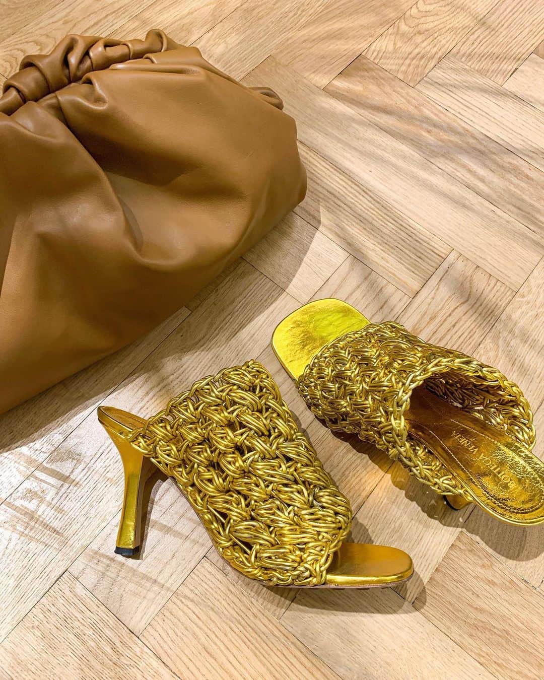Harrodsさんのインスタグラム写真 - (HarrodsInstagram)「You are gold, always believe in your sole(s) ✨ Exclusive to Harrods, these woven @bottegaveneta mules – a star pair of Daniel Lee’s exquisite pre-Fall collection – exude 24-karat chic from every angle.  Tap to shop (fastest thumb, wins!) and visit our link in bio to enjoy all things @bottegaveneta.  Photographer: @katiewateridge Styling: @jack.s.reid  #Harrods #HarrodsFashion #BottegaVeneta」6月23日 1時57分 - harrods