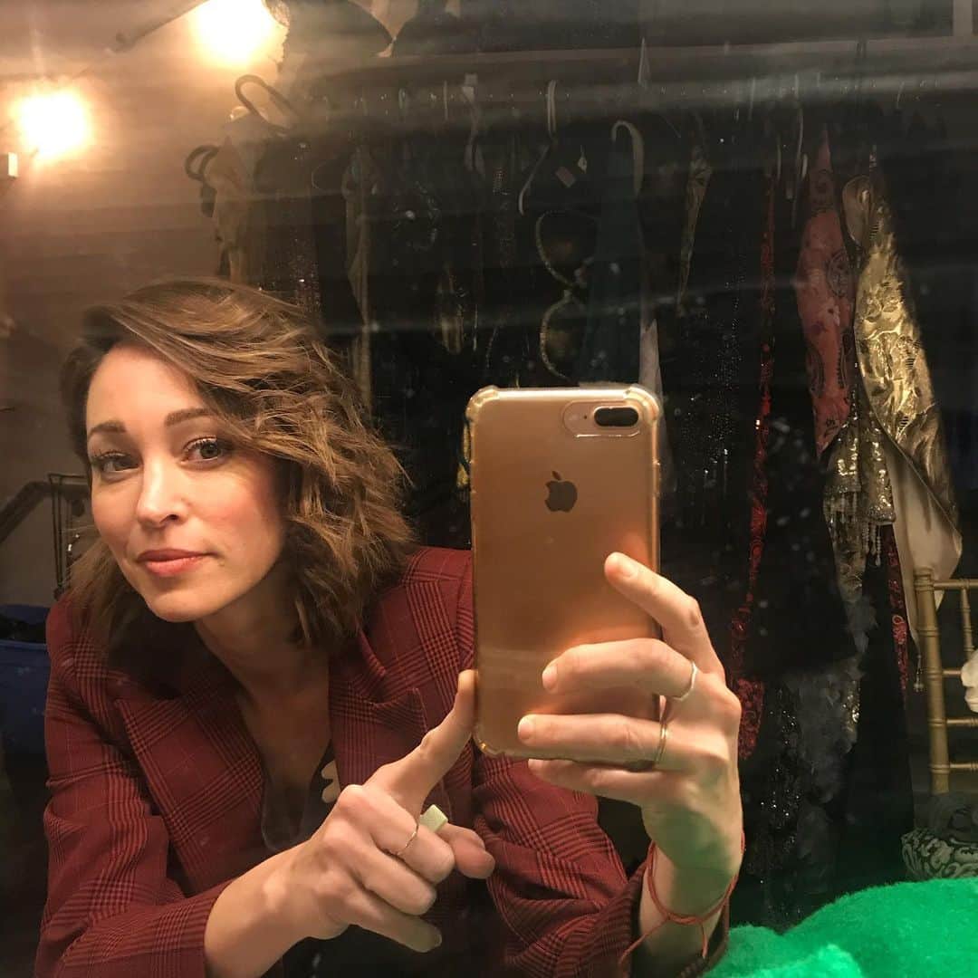 オータム・リーザーのインスタグラム：「I miss performing. I miss fun times backstage with the WorkJuice Players. But I am so grateful for the technology that will let us bring you another live-from-home @thrillingadv show this weekend! Saturday at 5pm PST, $5, all proceeds go to @naacp_ldf and @colorofchange. Link in profile.」