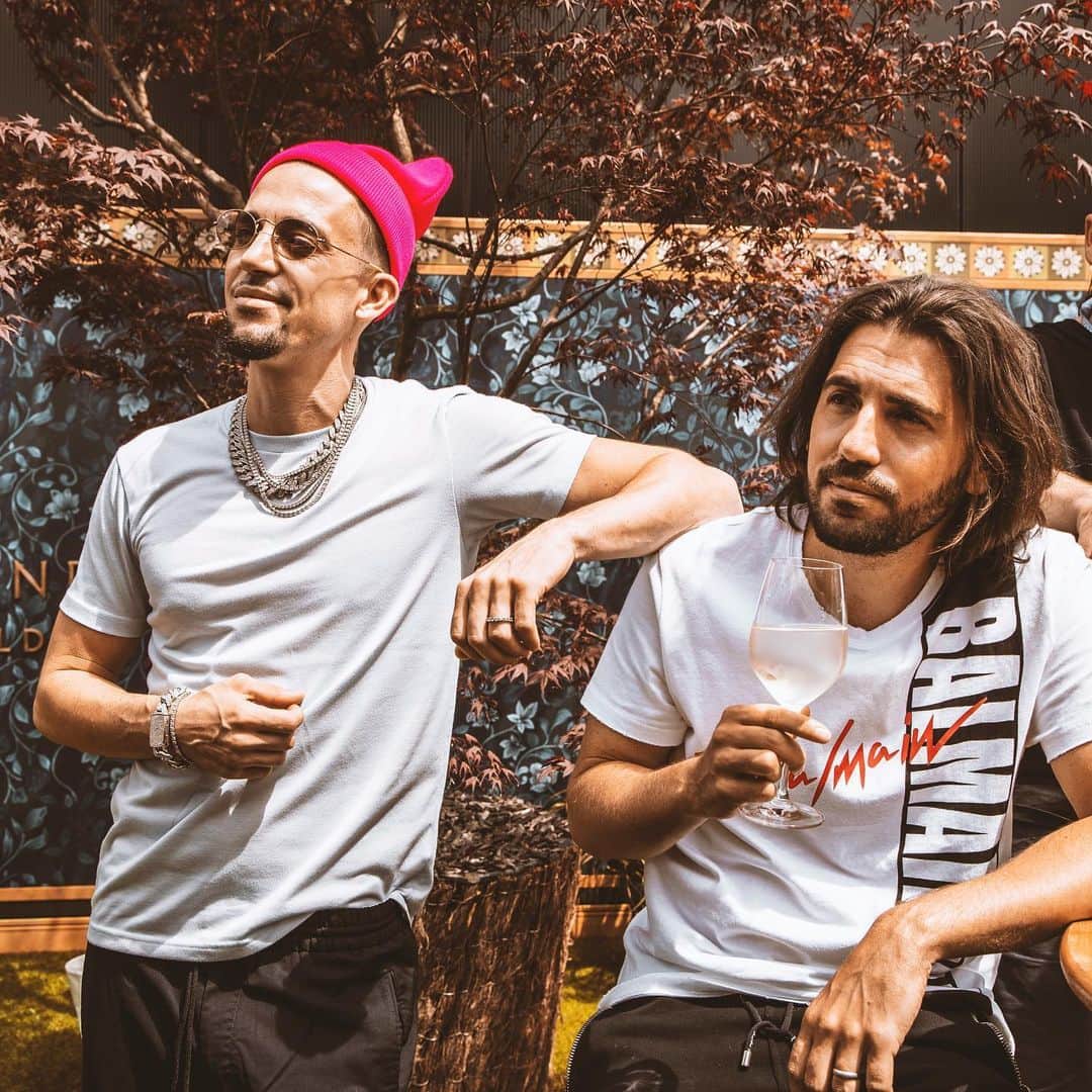 Dimitri Vegas & Like Mikeさんのインスタグラム写真 - (Dimitri Vegas & Like MikeInstagram)「When you see Covid-19 getting kicked out the party」6月23日 2時14分 - dimitrivegasandlikemike