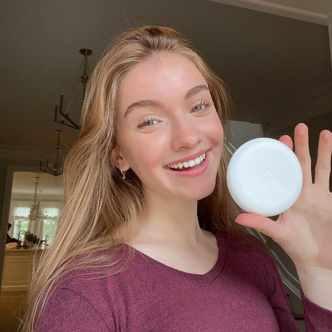 ローレン・オーランドのインスタグラム：「i have never loved my smile more thanks to my @invisalign treatment 💗 i always thought fixing my smile would be uncomfortable and annoying 😣 but Invisalign aligners are made of SmartTrack, a unique, patented material designed specifically to move teeth – which means your aligners will be so much more comfortable than braces. for more info, check out Invisalign.com and take the Smile Quiz! #invisalignsmile #invisalign #smilesquad #ad」