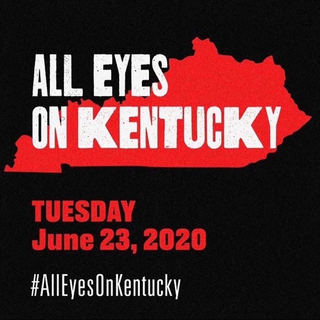 ミンカ・ケリーさんのインスタグラム写真 - (ミンカ・ケリーInstagram)「We have an opportunity  to participate in meaningful change.  There is a primary election coming up in Kentucky this Tuesday, TOMORROW June 23.  I’m supporting Charles Booker (@booker4ky) for U. S. Senate because he has a track record of showing up for Kentuckians, moving key legislation forward around voting rights (voter suppression is real. Jefferson County has ONE polling place for 600,000 people), criminal justice reform, workers rights and safety. He’s worked tirelessly for better schools, health care access and for racial and economic justice.  #BreonnaTaylor was murdered in Louisville, KY, and STILL there has been no justice. These last few weeks, he’s been on the streets with other Kentuckians organizing and fighting for justice for her.  We have a chance to replace Mitch McConnell with Charles Booker as senator, whose work, politically and on the ground, is in alignment with the change we need to see.  Spread the word. Donate. Volunteer. This is how we hold those with power accountable. This is how we see real change.  To help, even if you don’t live in Kentucky, click the link in my bio and join me in phone banking and making donations.  #AllEyesOnKentucky」6月23日 2時21分 - minkakelly