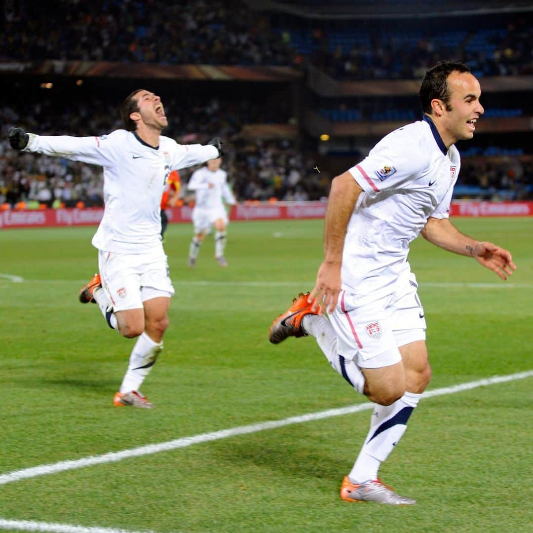 サッカー アメリカ代表チームさんのインスタグラム写真 - (サッカー アメリカ代表チームInstagram)「Because celebration photos never get old. How our guys reacted to @landondonovan10’s goal vs. 🇩🇿 and winning a @fifaworldcup group for the first time in 80 years. Re-live it all tonight at 7:30pm ET on @fs1.」6月23日 2時19分 - usmnt