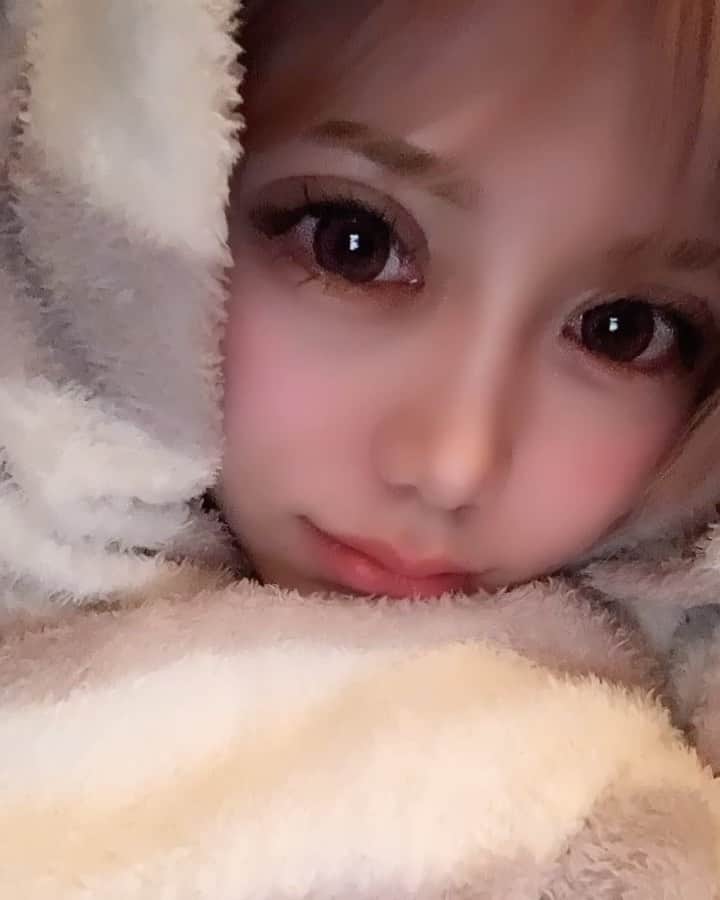 こはまるのインスタグラム：「⋈﻿ なぜだか好評だった動画載せとく🐥(適当) おめめぱんぱん記憶なし🐥 ⋈﻿ #新宿#歌舞伎町#キャバクラ#キャバ嬢#ホスト#bar#水商売#ヘアメイク#ピンクヘアー#ぴんく#シースルーバング#外ハネ#ロリ#アニメ#アニメ好きな人と繋がりたい#大阪#ミナミ#福岡#飲酒タグラム#自撮り#cartier#followeme#likeforlikes#harrywinston#louisvuitton#eyefanny」