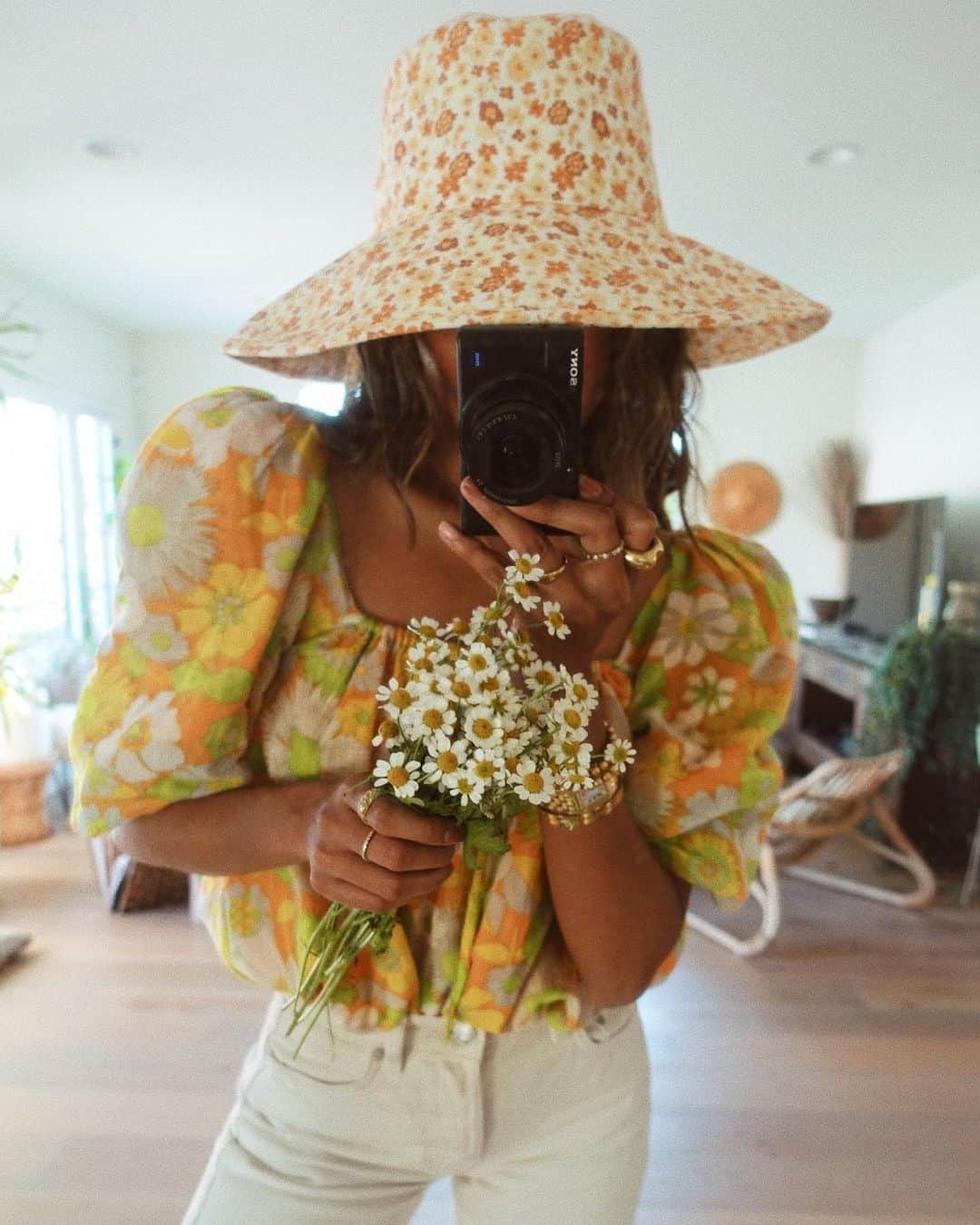 ジュリー・サリニャーナのインスタグラム：「She smelled of sun and daisies ☀️🌼」