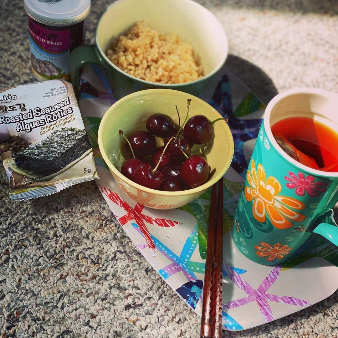 吉野紗香のインスタグラム：「Good morning 🌞 this is happy my morning 🎉おはようございます🌞私のハッピーモーニング🎉　#goodmorning #happy #rooibostea #cherry #brownrice #korean #seeweed #furikake #おはようございます #幸せ　#ルイボスティー　#チェリー　#韓国のり #ふりかけ　#しそ」