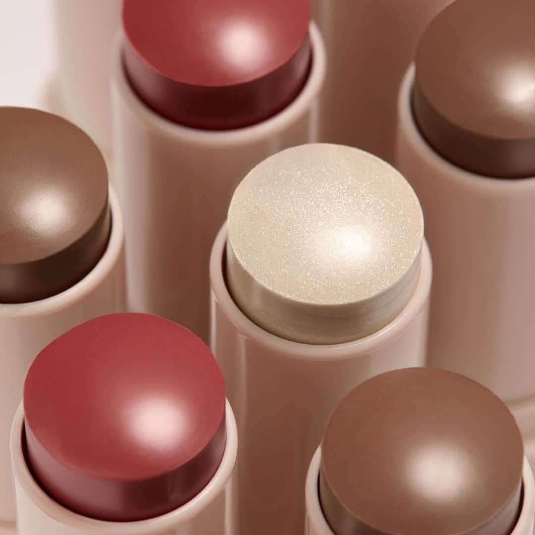 Kylie Cosmeticsさんのインスタグラム写真 - (Kylie CosmeticsInstagram)「All new #KendallxKylie collection face sticks launch on the 26th in 3 Kendall custom shades! Act Natural (Bronze) Runway (Blush) Spotlight (Kylight) ✨」6月23日 2時44分 - kyliecosmetics